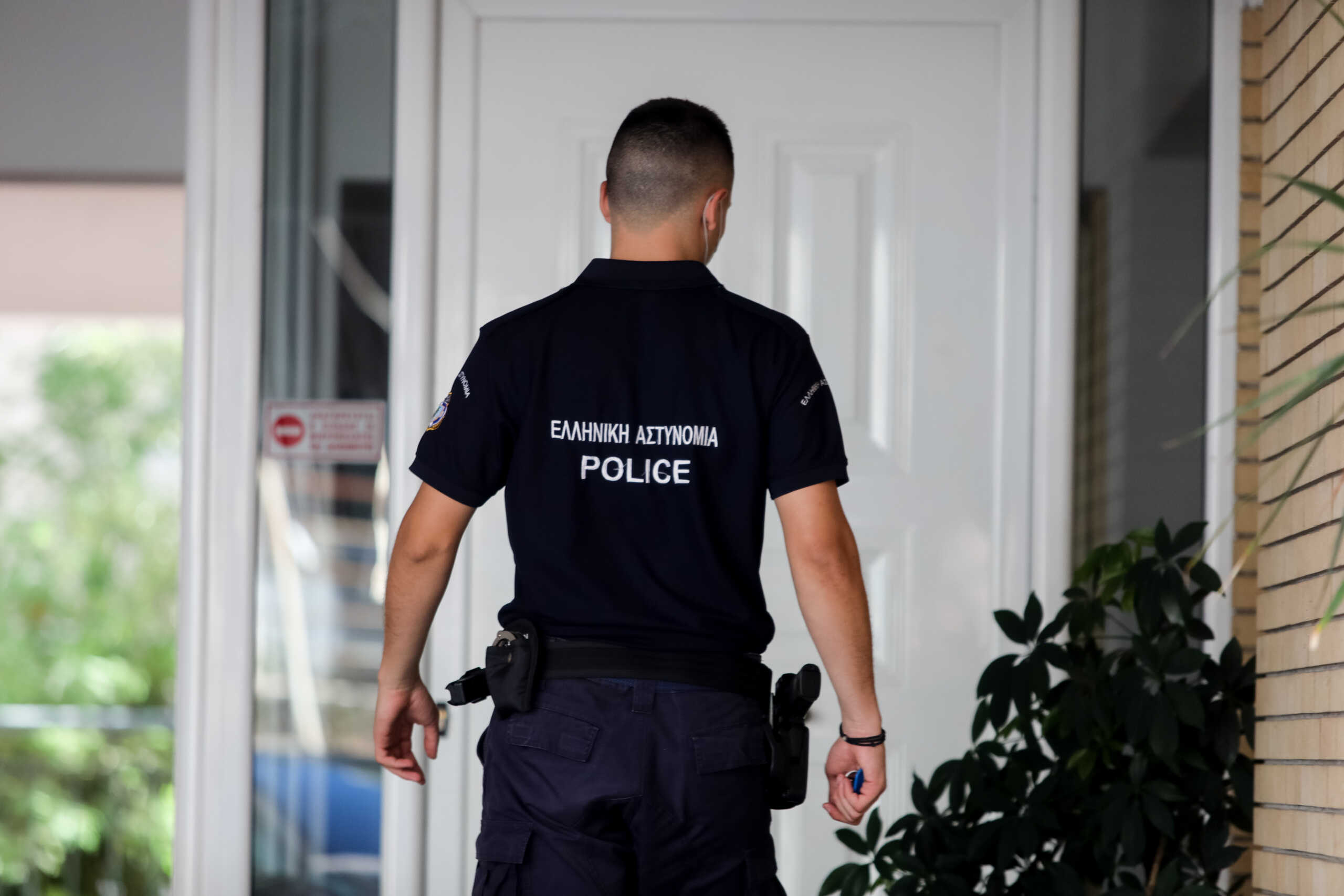 ΖΕΥΓΑΡΙ ΗΛΙΚΙΩΜΕΝΩΝ ΒΡΕΘΗΚΕ ΝΕΚΡΟ ΣΕ ΔΙΑΜΕΡΙΣΜΑ ΣΤΗ ΚΥΨΕΛΗ.  Πέμπτη 4 Αυγούστου 2022  (ΓΙΑΝΝΗΣ ΠΑΝΑΓΟΠΟΥΛΟΣ