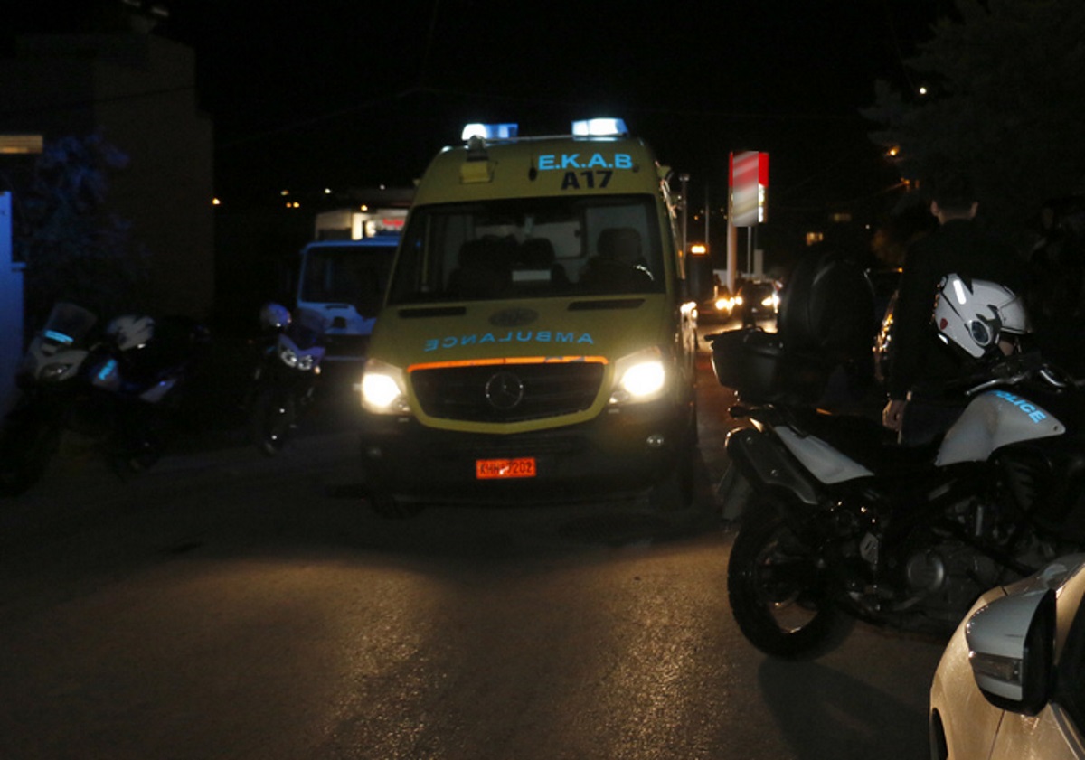 Ασθενοφόρο του ΕΚΑΒ παραλαμβάνει 36χρονη γυναίκα που μαχαίρωσε ο σύντροφός της, στο Ηράκλειο Κρήτης την Κυριακή το βράδυ της 04 Ιουνίου 2023. Στη ΜΕΘ του ΠΑΓΝΗ με σοβαρά τραύματα στον θώρακα, την πλάτη και τα άνω άκρα, νοσηλεύεται από τα ξημερώματα 30χρονη από το Ηράκλειο, μετά από καυγά με το σύντροφό της.  Τραυματισμένος, αλλά ελαφρύτερα, νοσηλεύεται φρουρούμενος και ο 36χρονος σύντροφος της γυναίκας, ο οποίος αυτοτραυματίστηκε αργότερα. Σύμφωνα με αστυνομικές πηγές ο 36χρονος επιτέθηκε στη σύντροφό του με αιχμηρό αντικείμενο, μετά από καυγά που ξέσπασε μεταξύ τους. Δευτέρα 05 Ιουνίου 2023. ΑΠΕ-ΜΠΕ