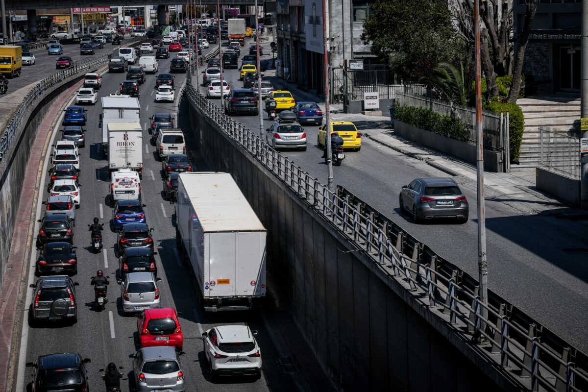 Αυξημένη η κίνηση στον Κηφισό στο ρεύμα προς Αθηνών-Κορίνθου, καθώς φεύγουν οι εκδρομείς του Πάσχα, Μ.Πέμπτη 13 Απριλίου 2023 (ΤΑΤΙΑΝΑ ΜΠΟΛΑΡΗ