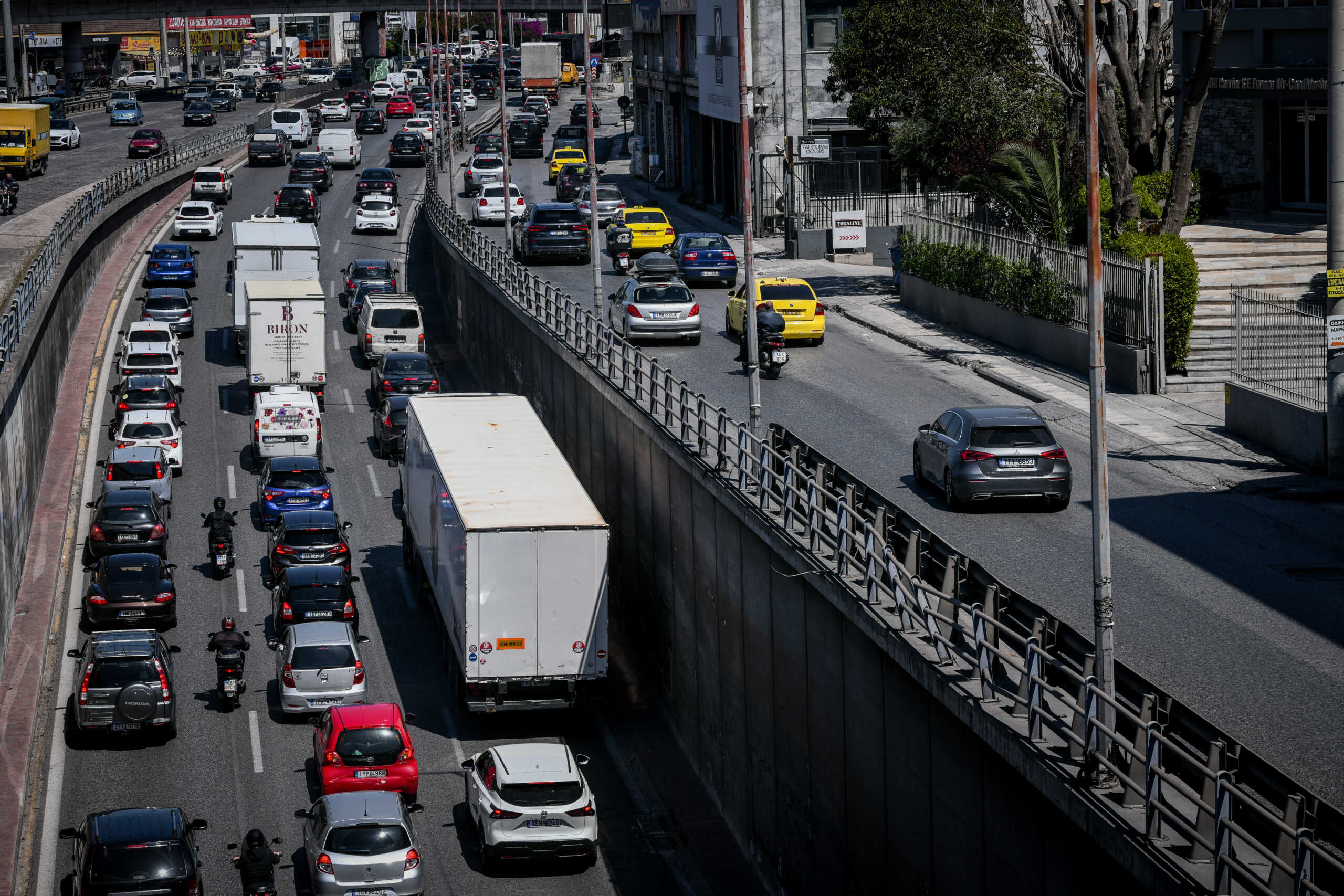 Αυξημένη η κίνηση στον Κηφισό στο ρεύμα προς Αθηνών-Κορίνθου, καθώς φεύγουν οι εκδρομείς του Πάσχα, Μ.Πέμπτη 13 Απριλίου 2023 (ΤΑΤΙΑΝΑ ΜΠΟΛΑΡΗ