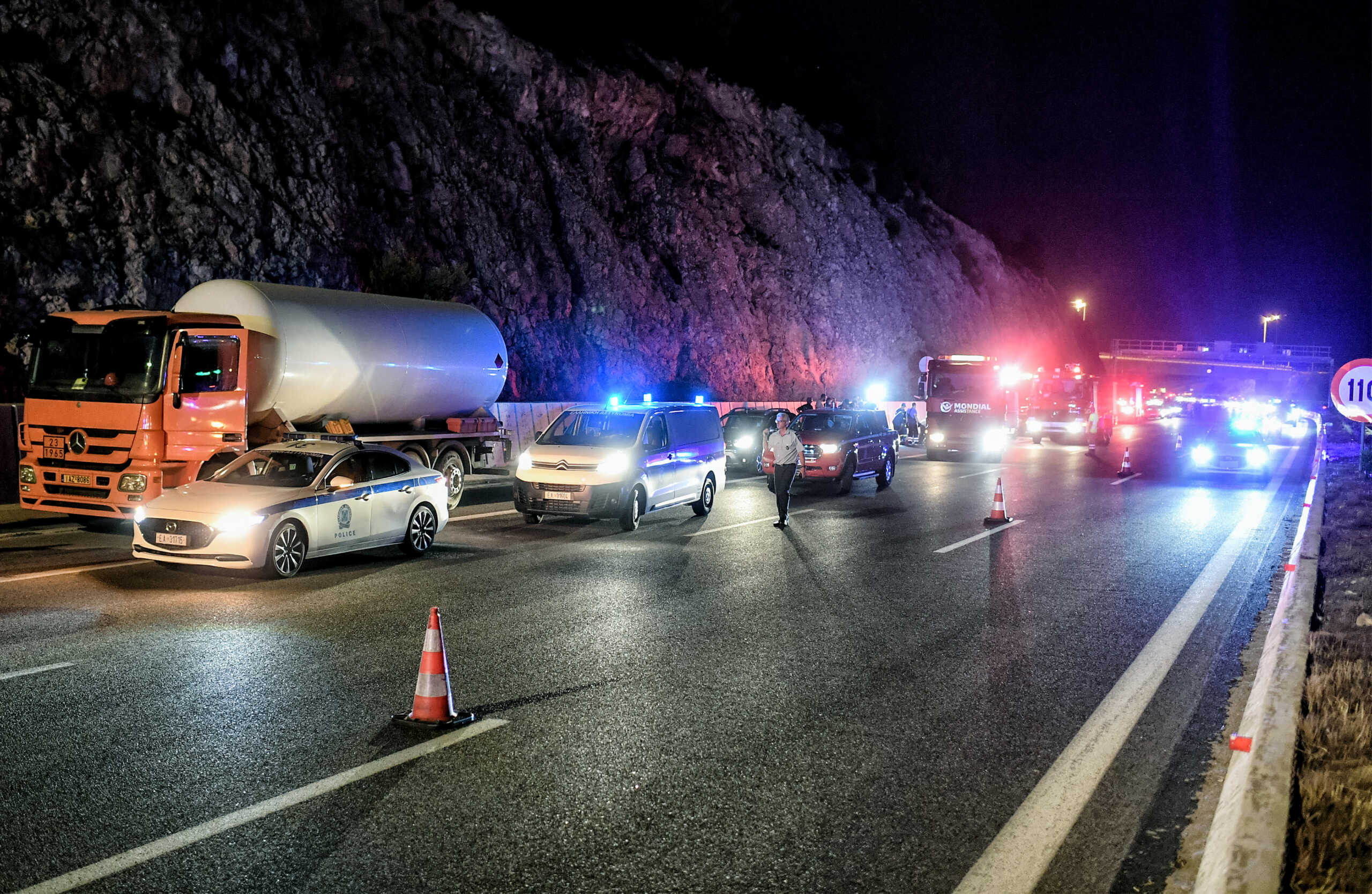 Φωτιά σε βυτιοφόρο με 7 τόνους υγραέριο στην Κακιά Σκάλα - Κλειστή η Αθηνών-Κορίνθου.
