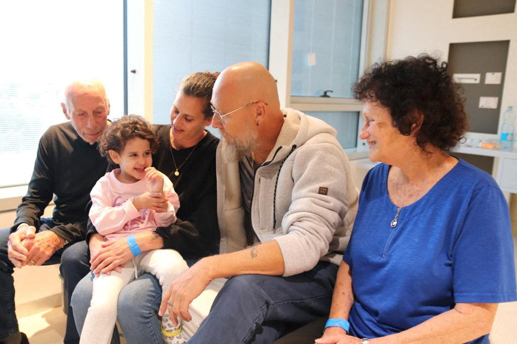 Ισραήλ: Η 4χρονη πρώην όμηρος Avigail Idan επανενώθηκε με την οικογένειά της – Η χαρά μετά την τραγωδία