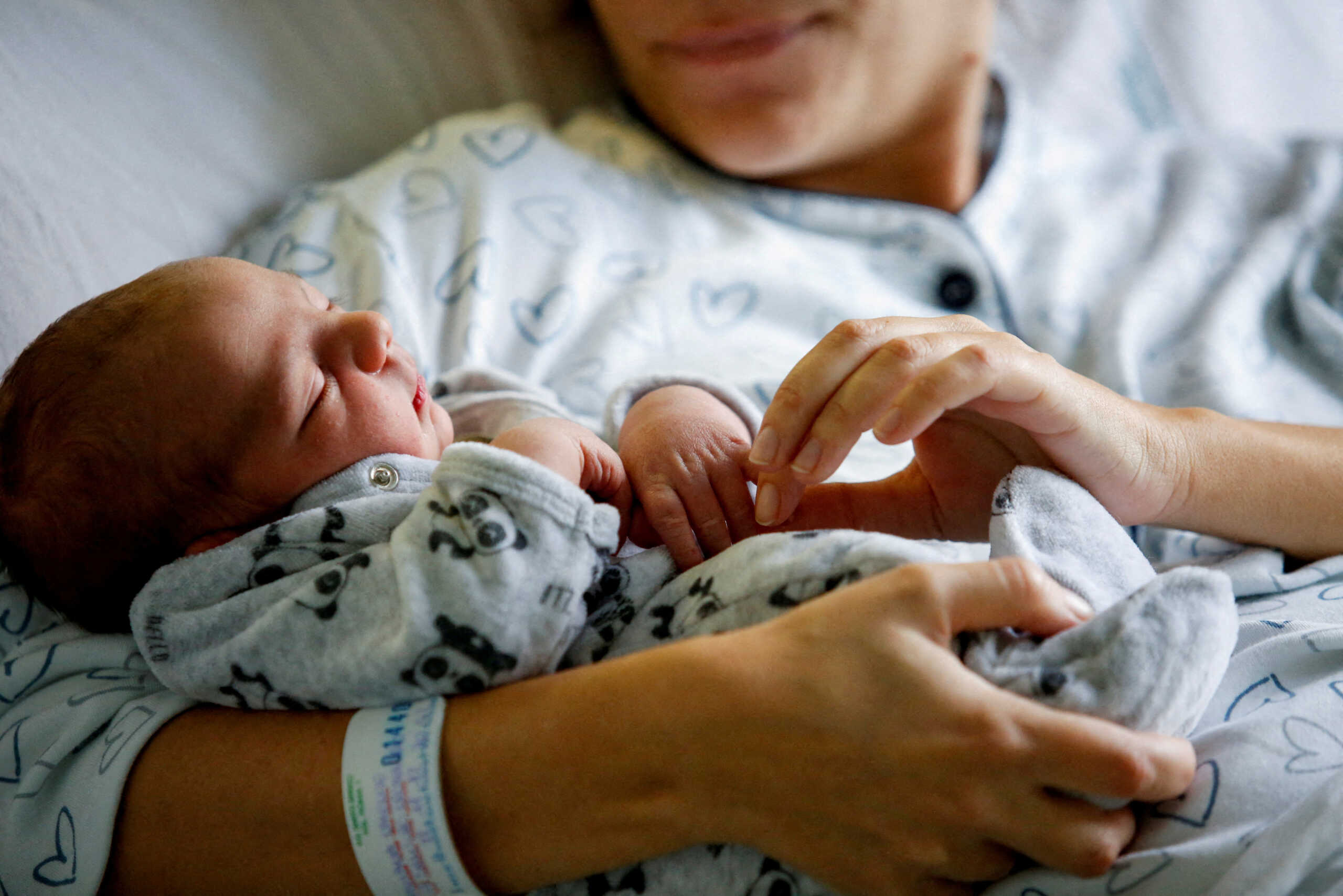 FILE PHOTO: Newborn baby Leonardo rests on his mum's Viviana Valente arms, inside a room of the Santo Spirito Hospital, after the UN forecast the world would reach 8 billion people around November 15, 2022. Rome, Italy, November 14, 2022. REUTERS