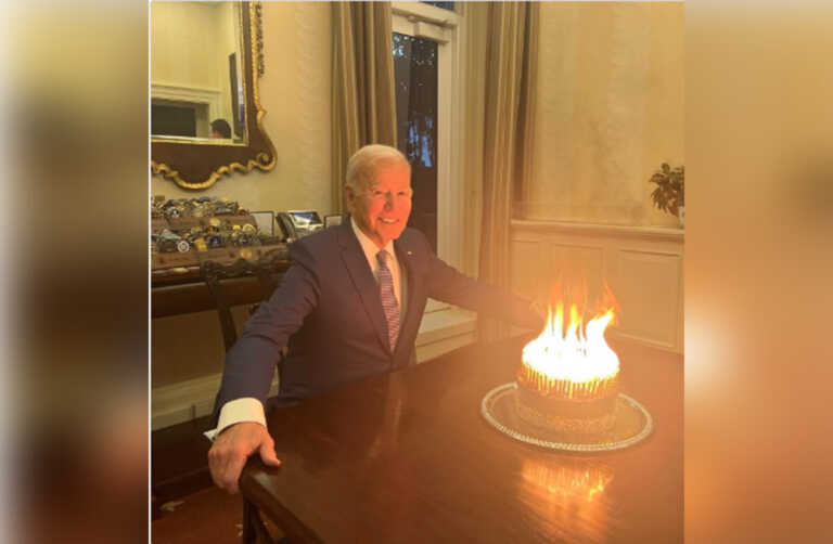 Η φλεγόμενη τούρτα για τα γενέθλια του Τζο Μπάιντεν και το αστείο του για την ηλικία του