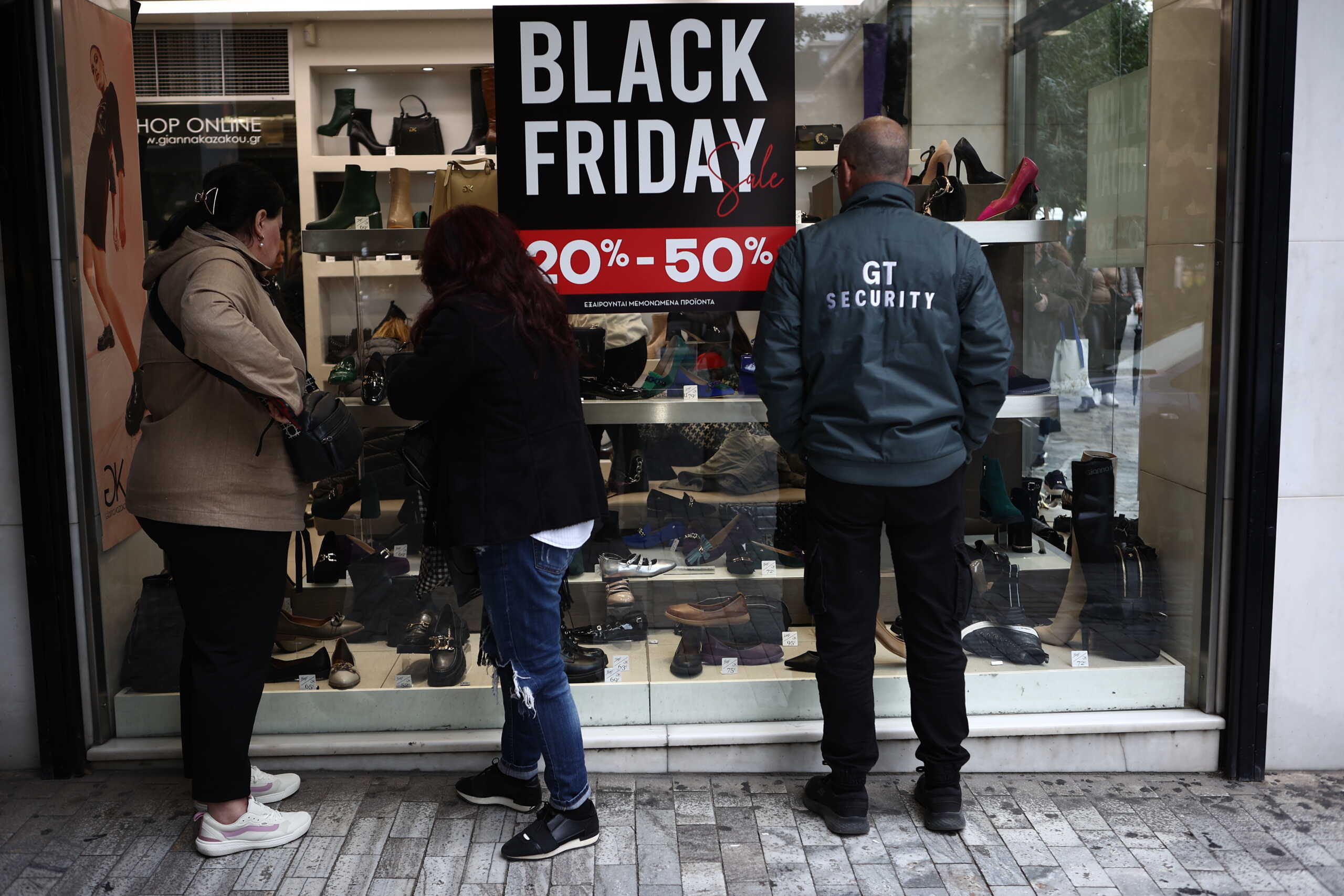 Ανοιχτά τα εμπορικά καταστήματα στον πεζόδρομο της οδού Ερμού στην Αθήνα με τους ιδιοκτήτες τους να συνεχίζουν τις προσφορές της Black Friday, Κυριακή 26 Νοεμβρίου 2023.
(ΒΑΣΙΛΗΣ ΡΕΜΠΑΠΗΣ