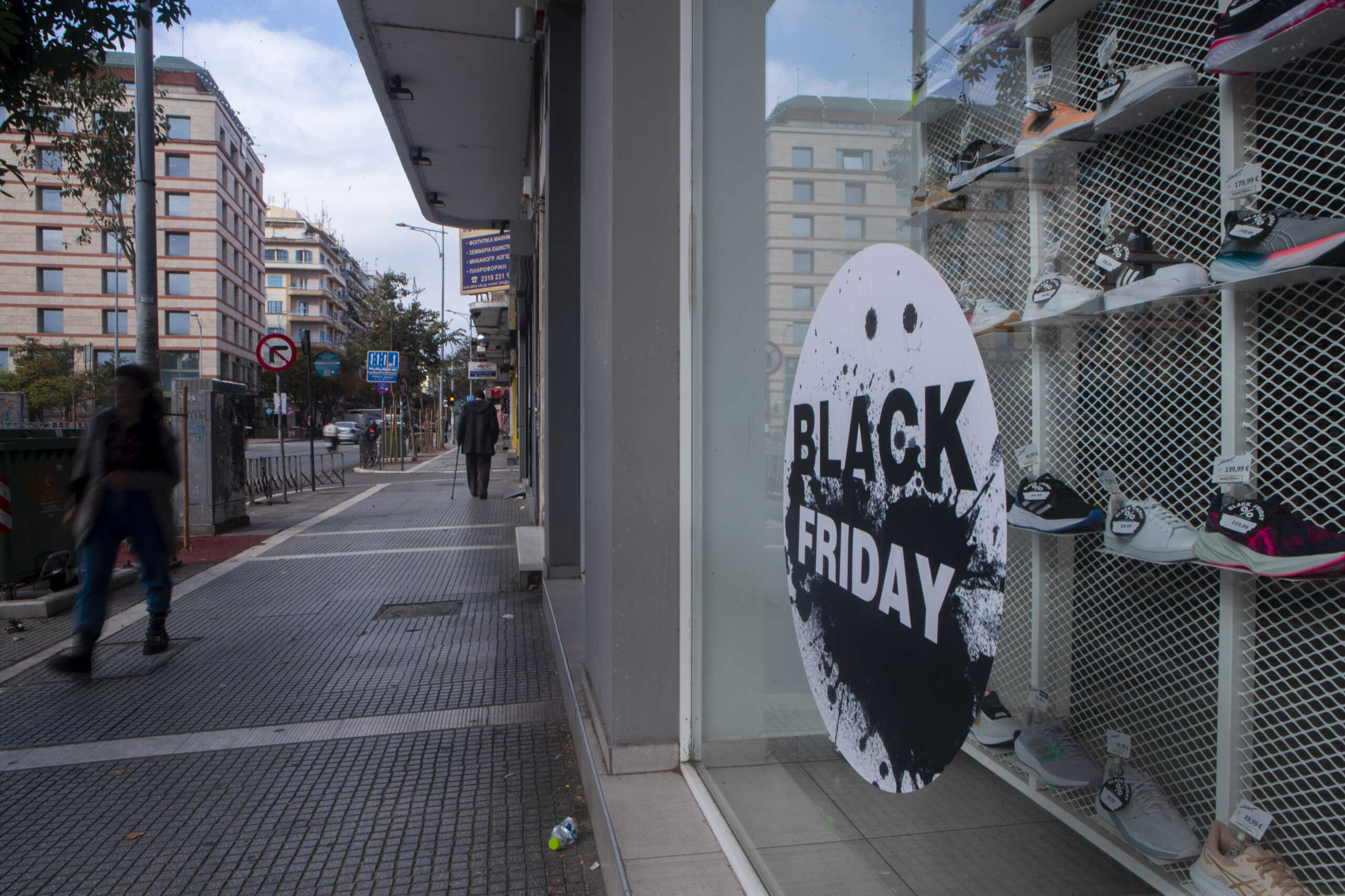 ΘΕΣΣΑΛΟΝΙΚΗ - ΕΤΟΙΜΑ ΤΑ ΚΑΤΑΣΤΗΜΑΤΑ ΓΙΑ ΤΗΝ BLACK FRIDAY(MOTIONTEAM