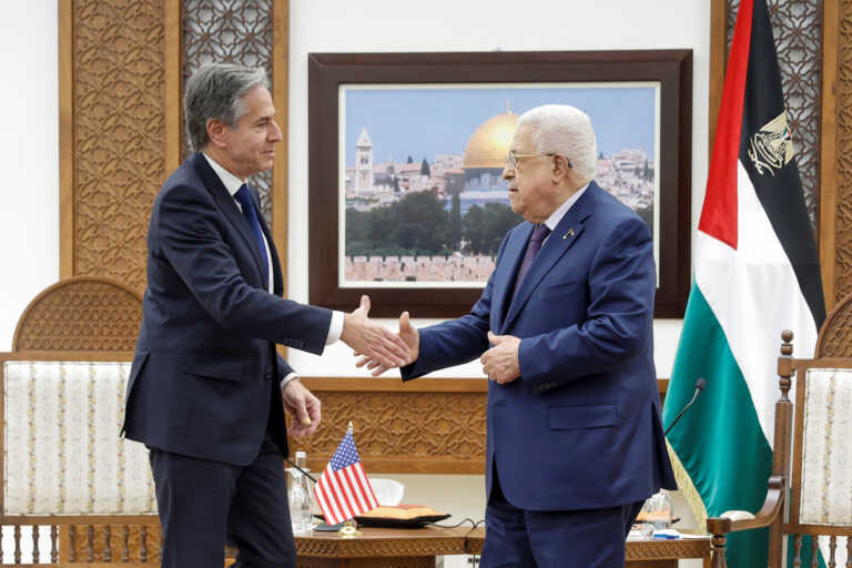 Αιφνιδιαστική επίσκεψη Μπλίνκεν στη Δυτική Όχθη και συνάντηση με τον Παλαιστίνιο πρόεδρο Αμπάς