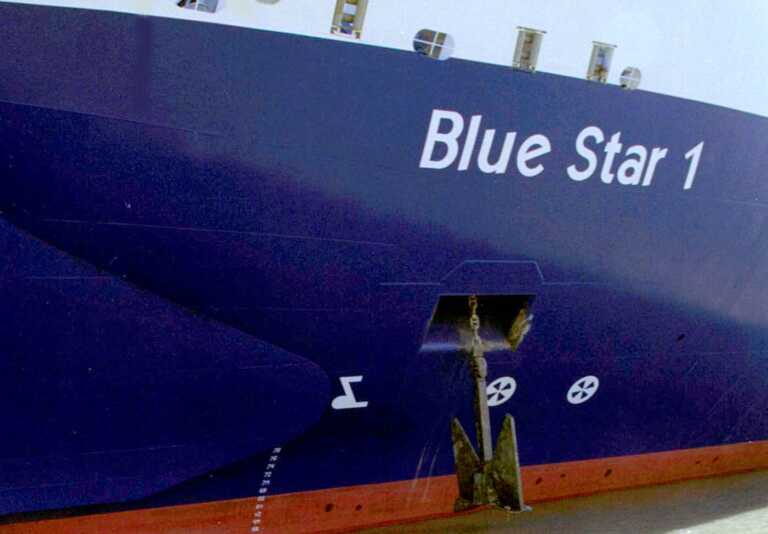 Το Blue Star 1 προσέκρουσε στο λιμάνι της Νάξου