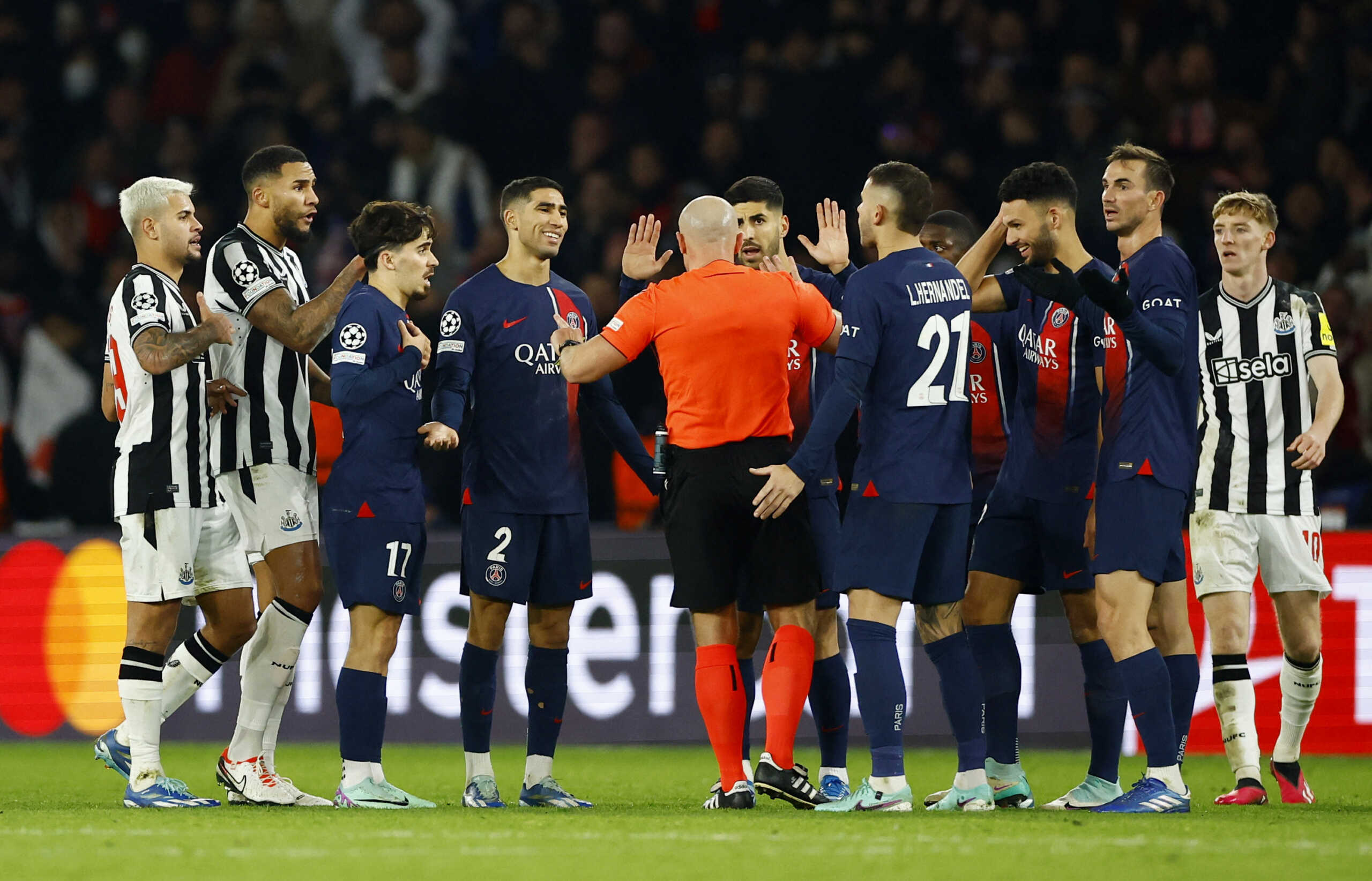 Soccer Football - Champions League - Group F - Paris St Germain v Newcastle United - Parc des Princes, Paris, France - November 28, 2023  Paris St Germain's Goncalo Ramos, Achraf Hakimi, Marco Asensio and Vitinha appeal to referee Szymon Marciniak for a penalty REUTERS