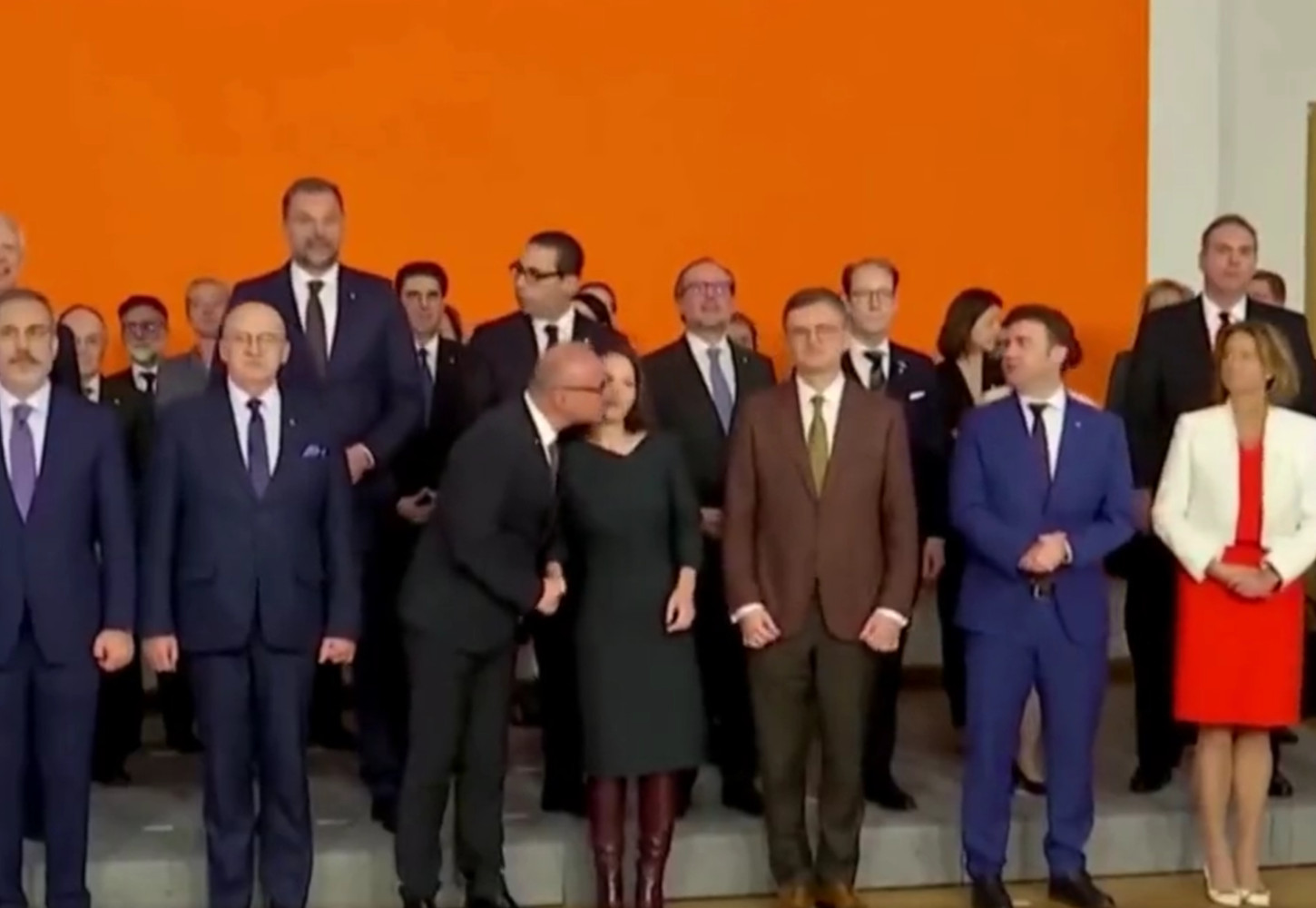 Κροατία: Σάλος με το φιλί του Υπουργού Εξωτερικών στην Αναλένα Μπέρμποκ – «Είναι σεξουαλική παρενόχληση»