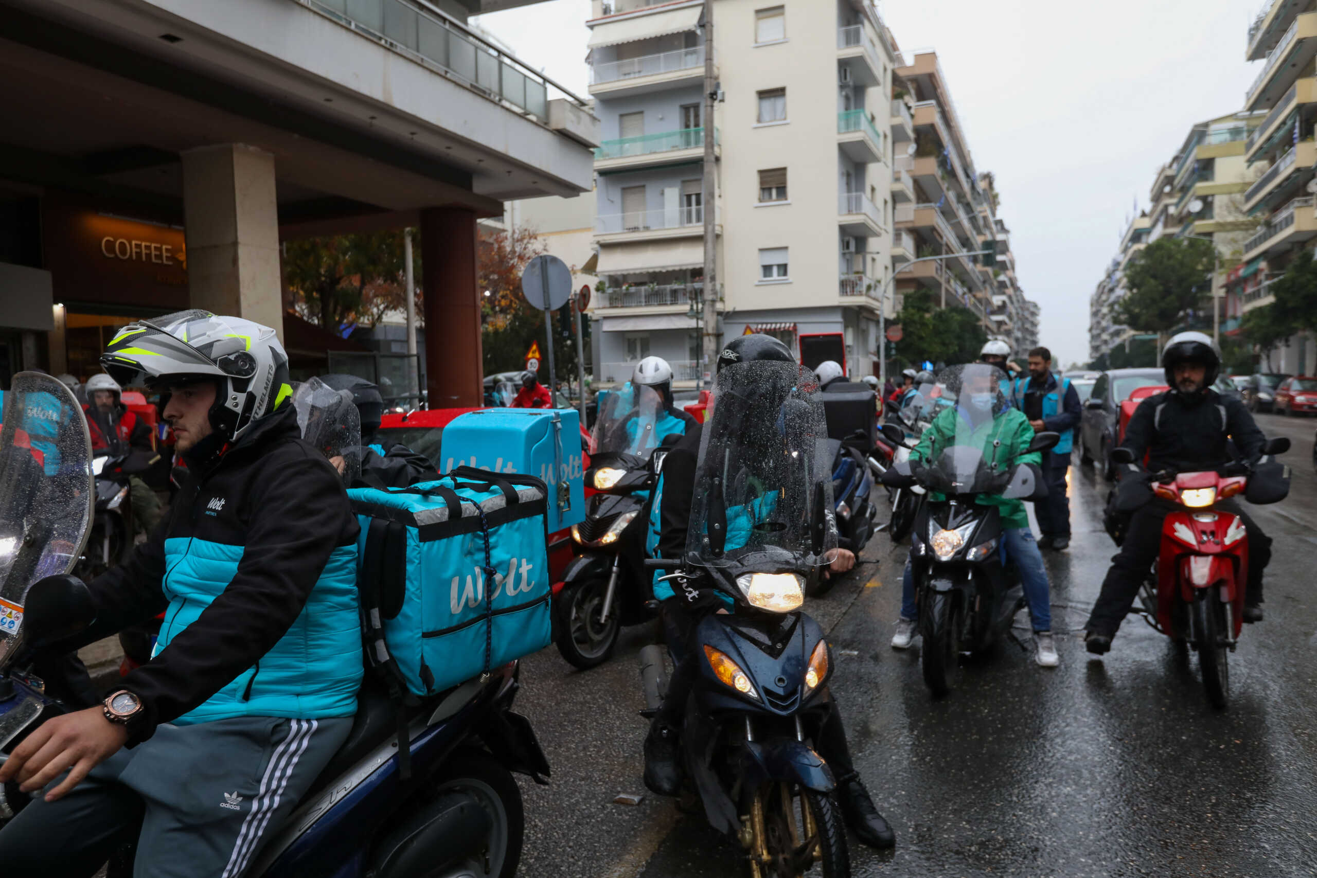 Υπ. Εργασίας: Συστάσεις για μέτρα προστασίας των εργαζομένων και ιδιαίτερα για τους ντελιβεράδες από την κακοκαιρία