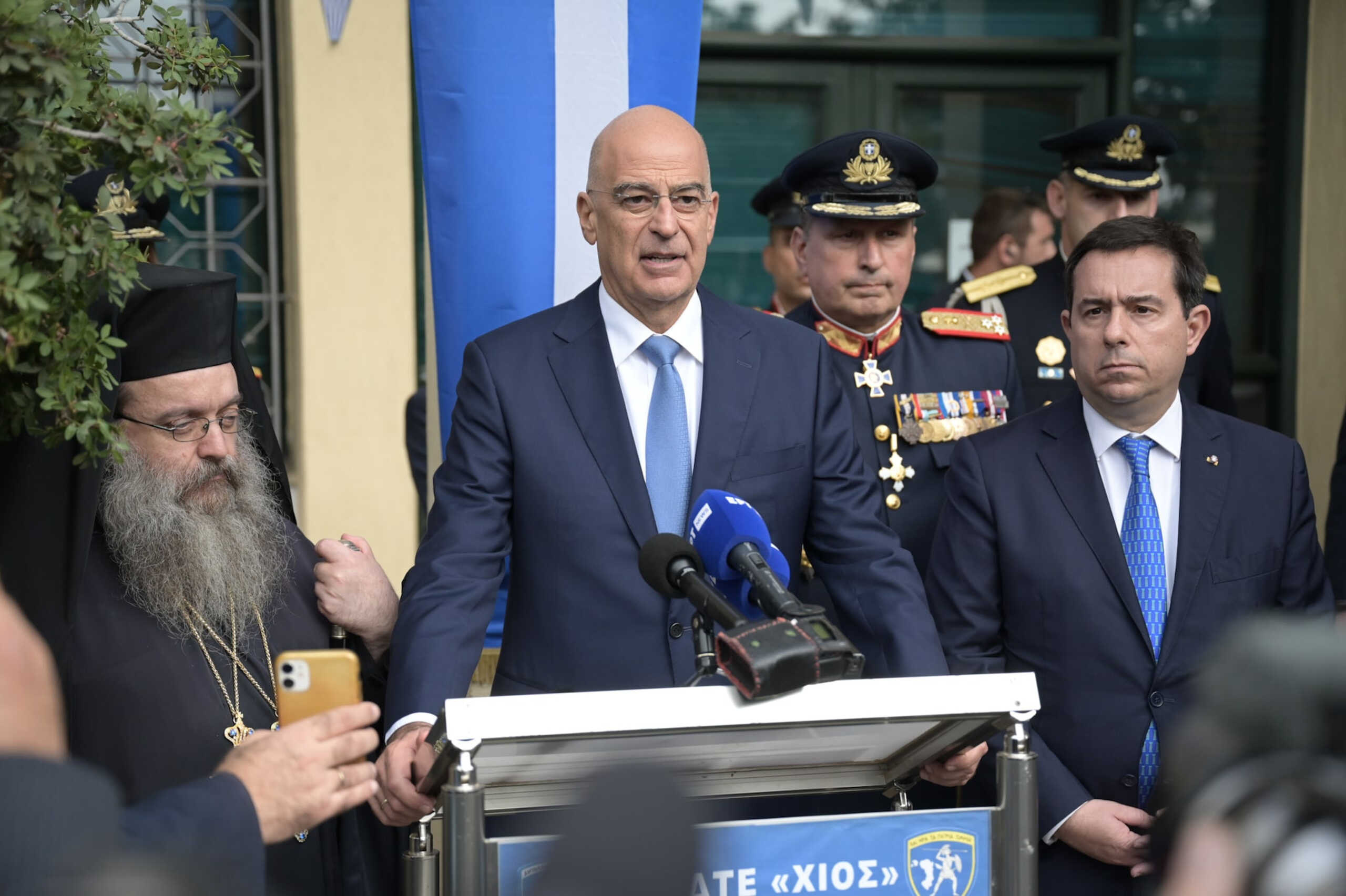 Ο Υπουργός Εθνικής Άμυνας, Νίκος Δένδιας, εκπροσώπησε σήμερα, Σάββατο 11 Νοεμβρίου 2023, τον Πρωθυπουργό Κυριάκο Μητσοτάκη και την Κυβέρνηση, στις εορταστικές εκδηλώσεις των Ελευθερίων της Χίου, για την 111η επέτειο της Απελευθέρωσης της νήσου.

 

Στις εκδηλώσεις παρέστησαν οι Βουλευτές Χίου Παναγιώτης Μηταράκης και Σταύρος Μιχαηλίδης, ο Βουλευτής Επικρατείας Παναγιώτης Δουδωνής, ως εκπρόσωπος του Πρόεδρου του ΠΑΣΟΚ - Κινήματος Αλλαγής Νίκου Ανδρουλάκη, ο Περιφερειάρχης Βορείου Αιγαίου Κωνσταντίνος Μουτζούρης και ο Δήμαρχος Χίου Σταμάτης Κάρμαντζης

 

Παρέστησαν επίσης ο Διοικητής της ΑΣΔΕΝ Αντιστράτηγος Σωτήριος Κωστάκογλου, ως Εκπρόσωπος του Αρχηγού ΓΕΕΘΑ Στρατηγού Κωνσταντίνου Φλώρου και του Αρχηγού ΓΕΣ Αντιστράτηγου Άγγελου Χουδελούδη, ο Διοικητής της 96 ΑΔΤΕ Ταξίαρχος Χαράλαμπος Αμπατζίδης, ο Διοικητής του Ναυτικού Σταθμού Χίου Αντιπλοίαρχος Ηλίας Ρεβίνθης ΠΝ, ως εκπρόσωπος του Αρχηγού ΓΕΝ Αντιναύαρχου Ιωάννη Δρυμούση ΠΝ, ο Περιφερειακός Διοικητής Πυροσβεστικών Υπηρεσιών Βορείου Αιγαίου του ΠΣ, Αρχιπύραρχος Παναγιώτης Κυπριωτέλλης, ο Αναπληρωτής Διευθυντής Αστυνομικής Διεύθυνσης Χίου, Αστυνομικός Διευθυντής Ιωάννης Αραμπατζής, ο Κεντρικός Λιμενάρχης Χίου Αντιπλοίαρχος ΛΣ Παντελεήμων Βατούσης και άλλα στελέχη των Ενόπλων Δυνάμεων και των Σωμάτων Ασφαλείας. Σάββατο 11 Νοεμβρίου 2023 (ΓΡ. ΤΥΠΟΥ ΥΠ. ΑΜΥΝΑΣ