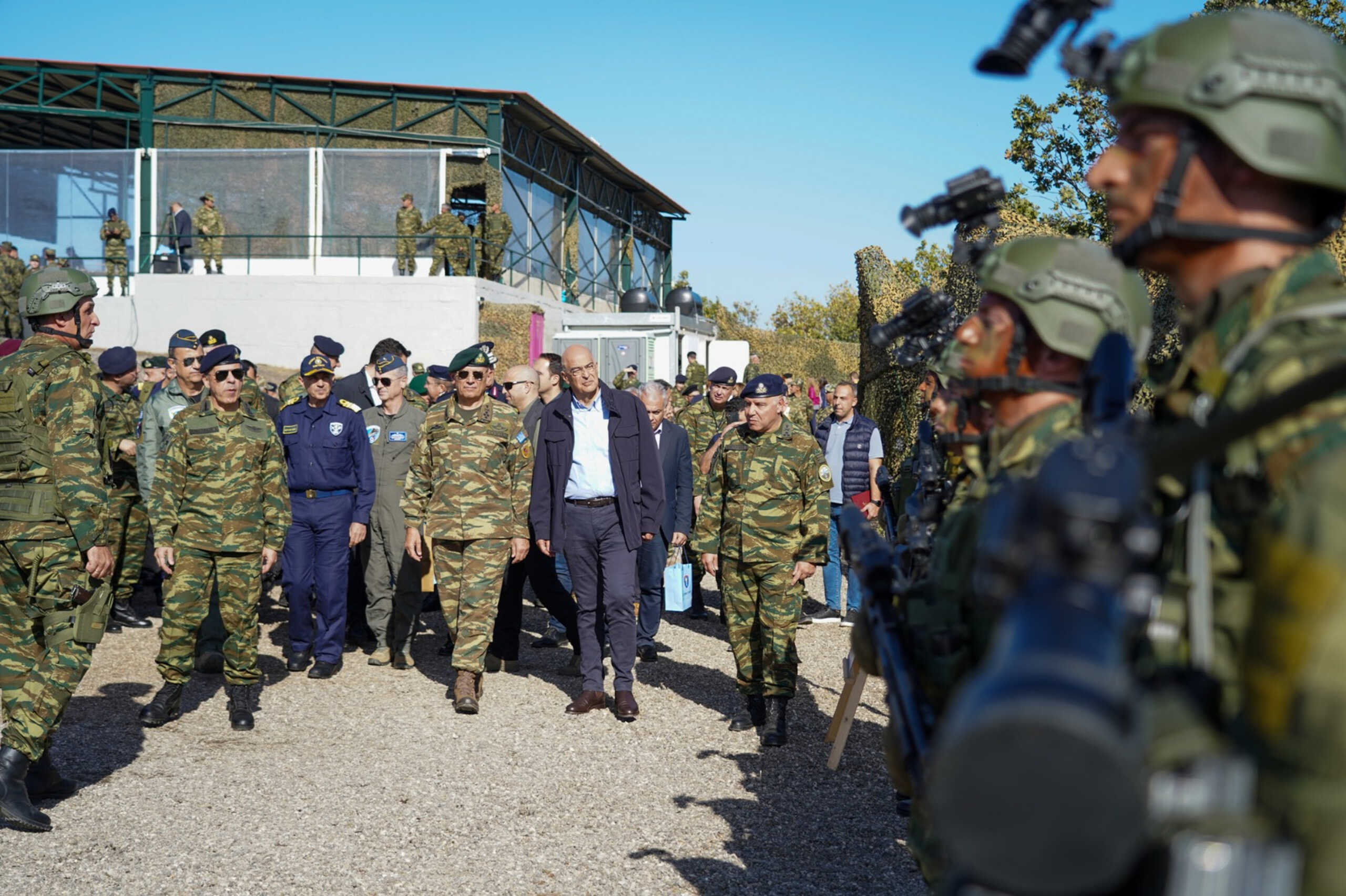 Την Τρίτη 07 Νοεμβρίου 2023 και παρουσία της Α.Ε. Προέδρου της
Ελληνικής Δημοκρατίας κ. Κατερίνας Σακελλαροπούλου, του Υπουργού Εθνικής
Άμυνας κ. Νικόλαου - Γεώργιου Δένδια ως εκπρόσωπου του Προέδρου της
Κυβέρνησης κ. Κυριάκου Μητσοτάκη, και του Αρχηγού ΓΕΕΘΑ Στρατηγού
Κωνσταντίνου Φλώρου, έλαβε χώρα η Ημέρα Διακεκριμένων Επισκεπτών (DV -
Day) της Τακτικής Άσκησης Μετά Στρατευμάτων (ΤΑΜΣ) «ΑΙΣΙΟΣ ΟΙΩΝΟΣ - 23»,
στο Πεδίο Βολής - Ασκήσεων «ΨΗΛΟΣ ΣΤΑΛΟΣ» στο Διδυμότειχο.  (ΓΡ. ΤΥΠΟΥ ΓΕΕΘΑ