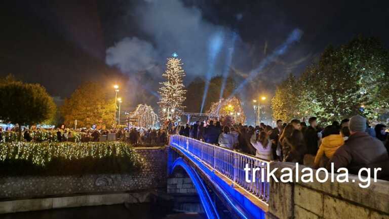 Φωταγωγήθηκε στα Τρίκαλα το μεγαλύτερο χριστουγεννιάτικο δέντρο
