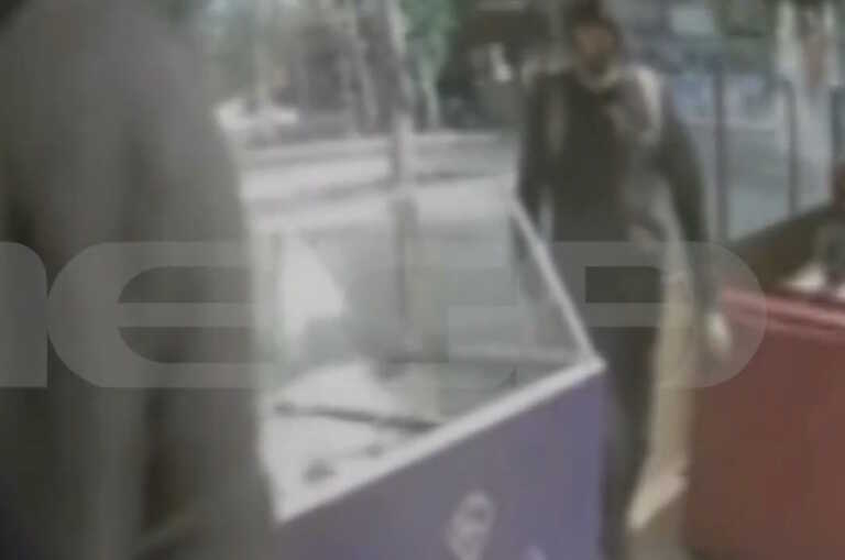 Βίντεο ντοκουμέντο από διάρρηξη σε μαγαζί με παγωτά στο Κερατσίνι - «Ένα κατοστάρικο ζημιά για να πάρουν 5 ευρώ»