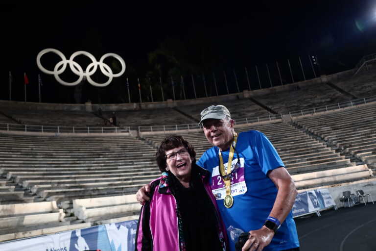 Συγκινητική στιγμή στο μαραθώνιο της Αθήνας - 80χρονος Αμερικανός τερμάτισε τελευταίος και έσπευσε να αγκαλιάσει τη σύζυγό του