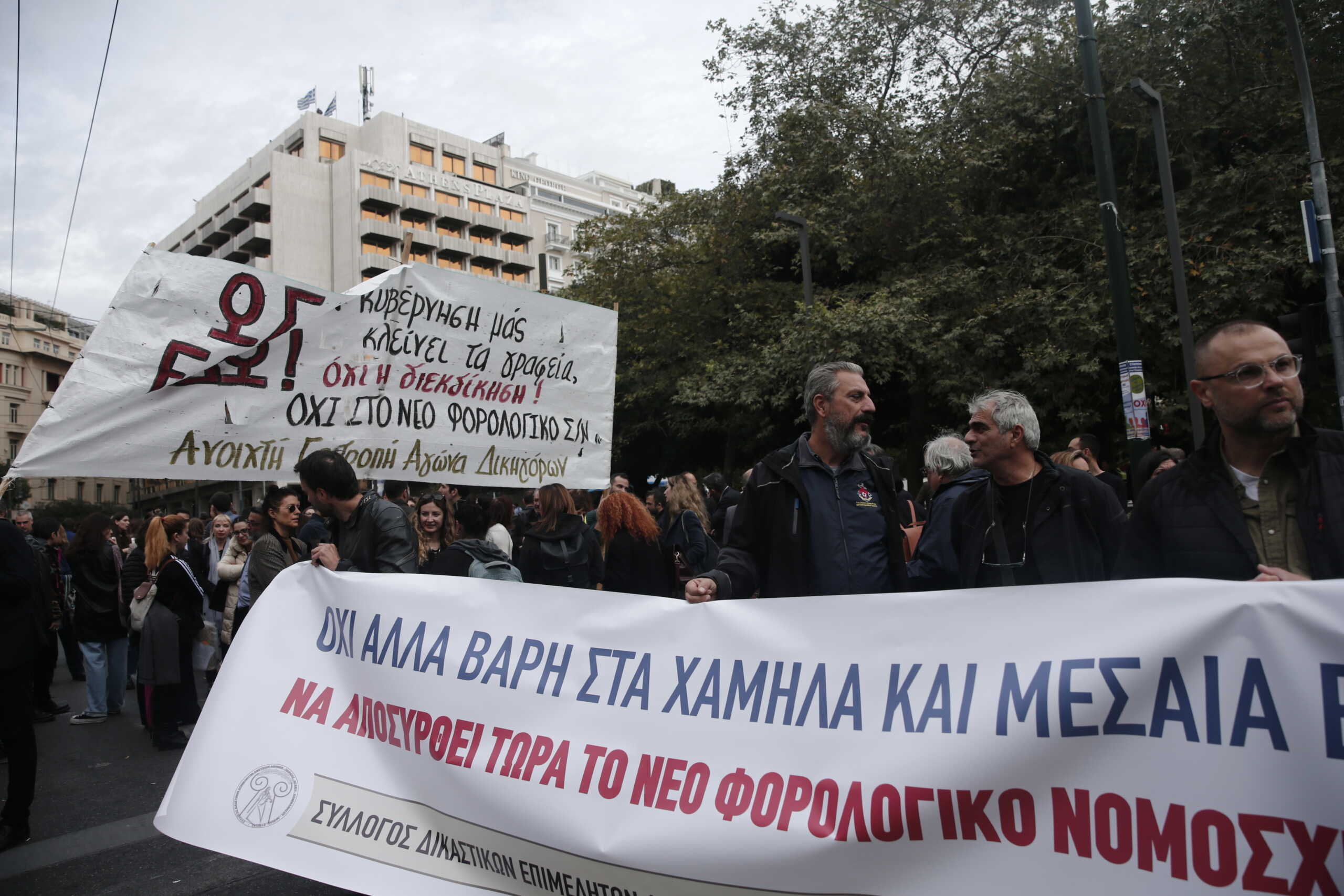 Συγκέντρωση στην Ομόνοια και πορεία στο υπουργείο Οικονομικών από αυτοαπασχολούμενους ελεύθερους επαγγελματίες, επιστήμονες και μικρομεσαίες επιχειρήσεις για το νέο φορολογικό νομοσχέδιο της κυβέρνησης, Τετάρτη 22 Νοεμβρίου 2023. Σε συνέντευξη Τύπου που παραχώρησαν οι φορείς της Συντονιστικής Επιτροπής των Ελευθέρων Επαγγελματιών - Επιστημόνων - Επαγγελματοβιοτεχνών - Εμπόρων, στα γραφεία του Βιοτεχνικού Επιμελητηρίου Αθηνών, επισημάνθηκε ότι "οι κυβερνητικές εξαγγελίες για τα νέα φορολογικά μέτρα, με την εισαγωγή τεκμαρτού φορολογητέου εισοδήματος, πλήττουν καίρια τους ελεύθερους επαγγελματίες, τους επιστήμονες και τις μικρομεσαίες επιχειρήσεις, αφού στο όνομα της δήθεν καταπολέμησης της φοροδιαφυγής, προωθούνται οριζόντια και ως εκ τούτου άδικα μέτρα και υιοθετείται η πρακτική "καλύτερα λίγα από πολλούς, παρά πολλά από λίγους"". 
(ΚΩΣΤΑΣ ΤΖΟΥΜΑΣ