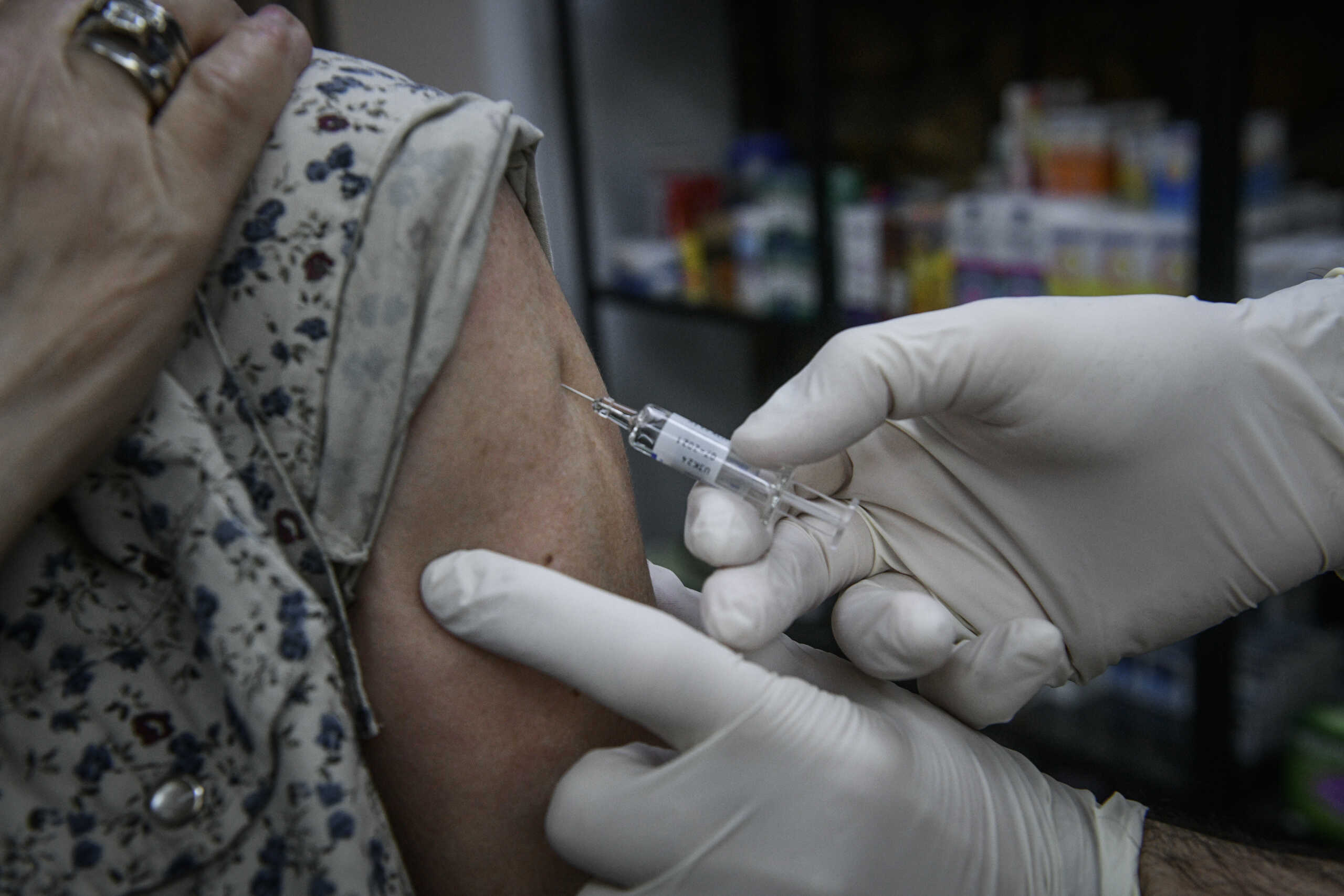 Φαρμακοποιοί: Στην αναμονή ο αντιγριπικός εμβολιασμός χωρίς συνταγή γιατρού στα φαρμακεία – Δεν ξεκινάει από σήμερα 1/11