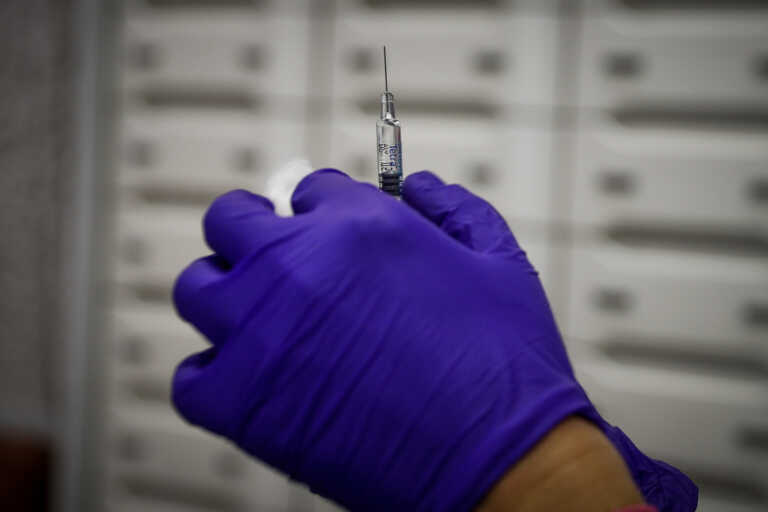 Πανελλήνιος Φαρμακευτικός Σύλλογος: 307.000 εμβολιασμοί κατά της γρίπης σε άτομα άνω των 60 πραγματοποιήθηκαν σε φαρμακεία