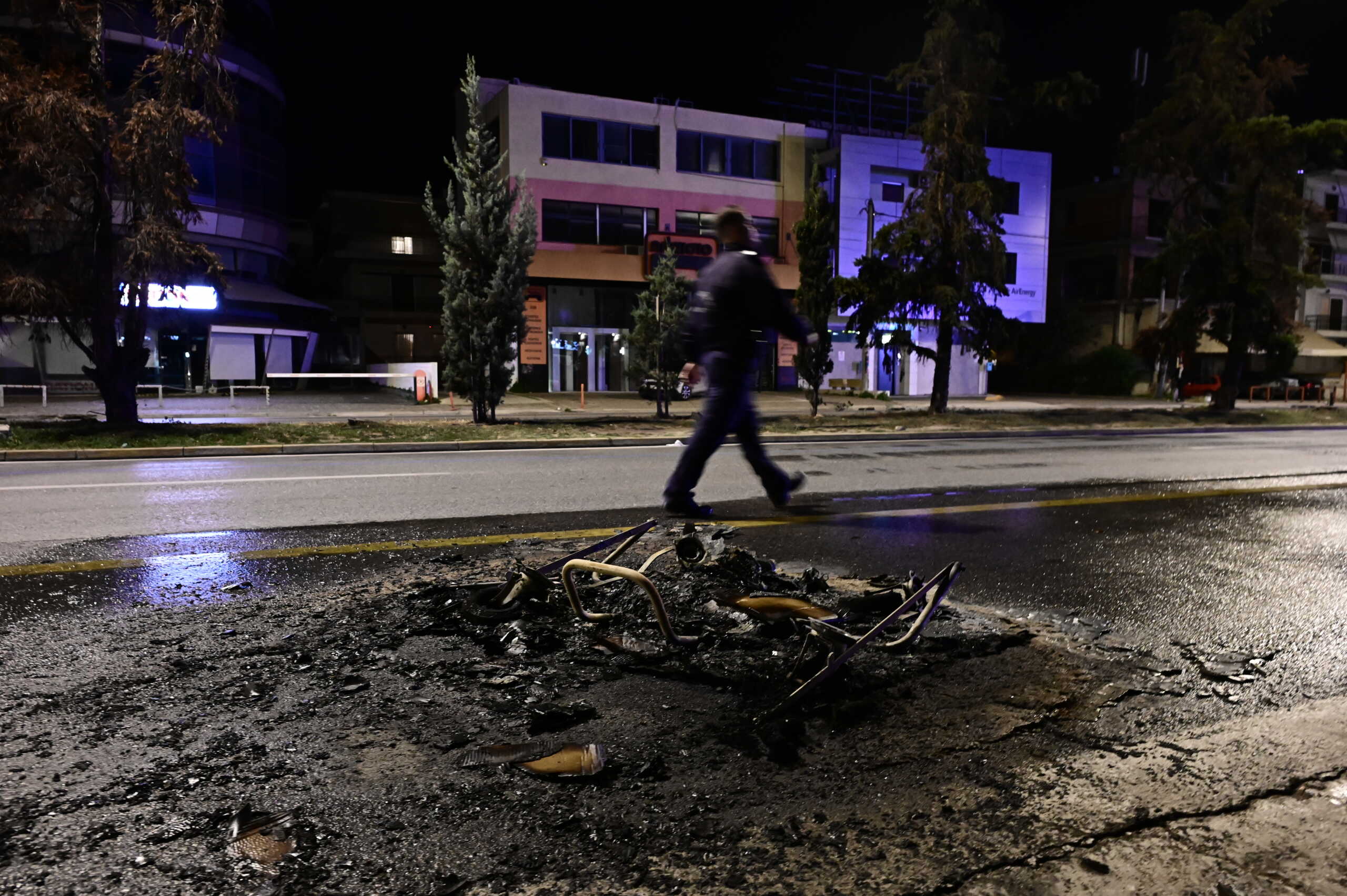Έκλεισε η λεωφόρος Μεσογείων στο ρεύμα προς Αθήνα λόγω των πυρκαγιών που άναψαν Ρομά, αντιδρώντας για τον θάνατο του 17χρονου στη Βοιωτία.   Τετάρτη 15 Νοεμβρίου 2023 (ΜΙΧΑΛΗΣ ΚΑΡΑΓΙΑΝΝΗΣ