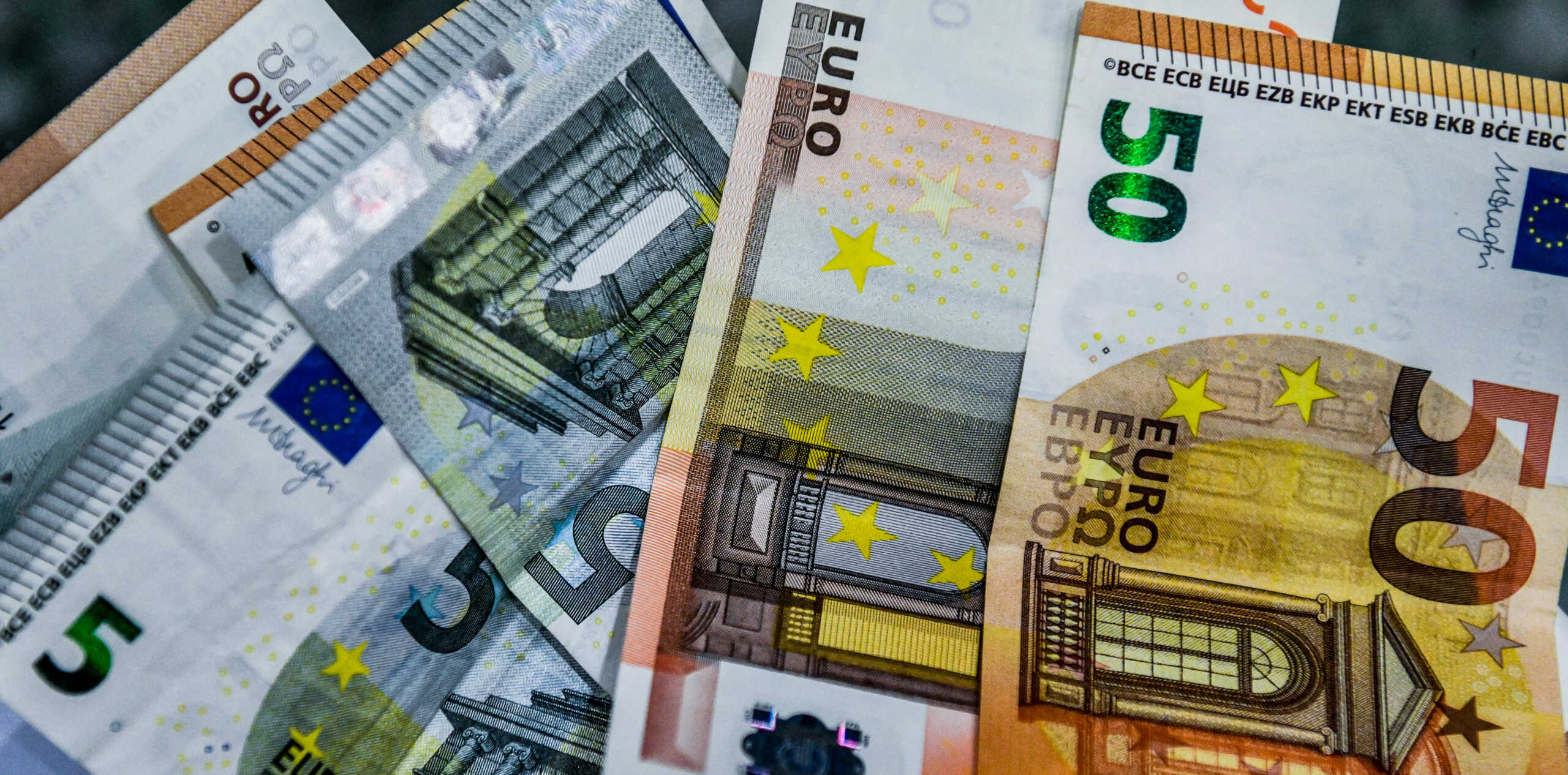 Λογαριασμοί ΔΕΚΟ,ΔΕΗ και ΕΥΔΑΠ και χαρτονομίσματα ευρώ, Πέμπτη 4 Νοεμβρίου 2021  (ΤΑΤΙΑΝΑ ΜΠΟΛΑΡΗ