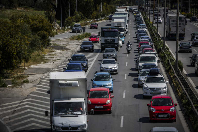 Μποτιλιάρισμα στην εθνική οδό Αθηνών – Κορίνθου μετά από φωτιά σε φορτηγό