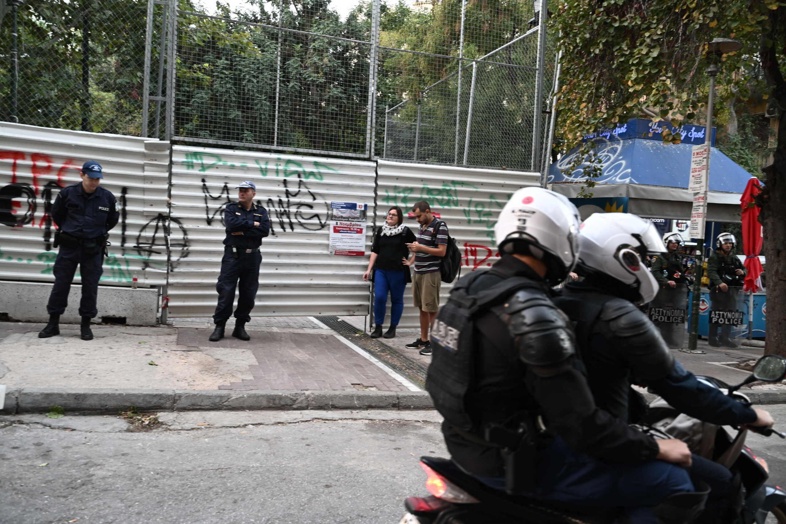 Επανέναρξη εργασιών για το Μετρό με την κοπή δέντρων στην πλατεία Εξαρχείων, Δευτέρα 6 Νοεμβρίου 2023. 
(ΤΑΤΙΑΝΑ ΜΠΟΛΑΡΗ