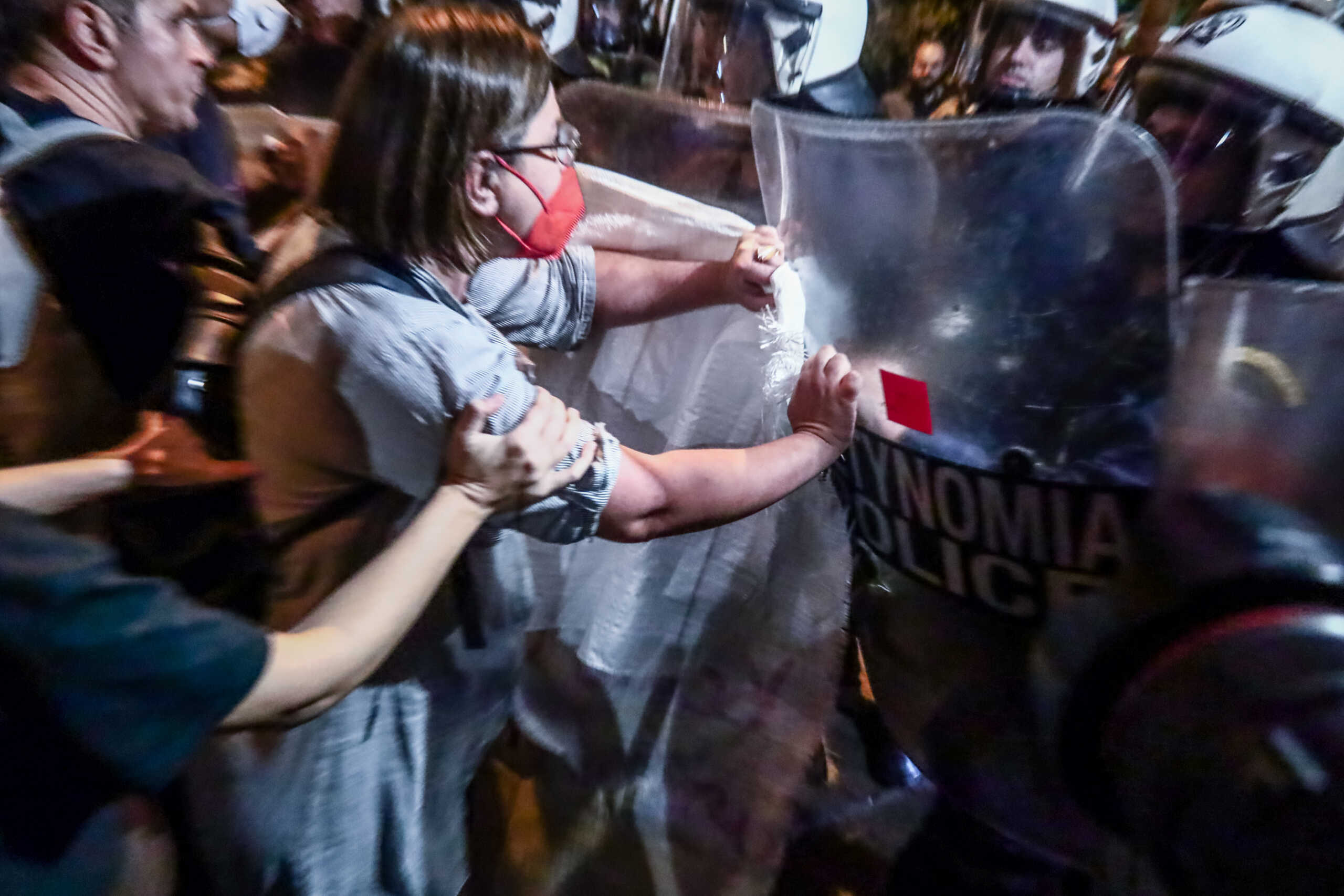 Συγκέντρωση και πορεία διαμαρτυρίας από φορείς και συλλογικότητες για την κοπή των δέντρων στην πλατεία Εξαρχείων για τα έργα του Μετρό, Δευτέρα 6 Νοεμβρίου 2023. 
(ΚΩΣΤΑΣ ΤΖΟΥΜΑΣ