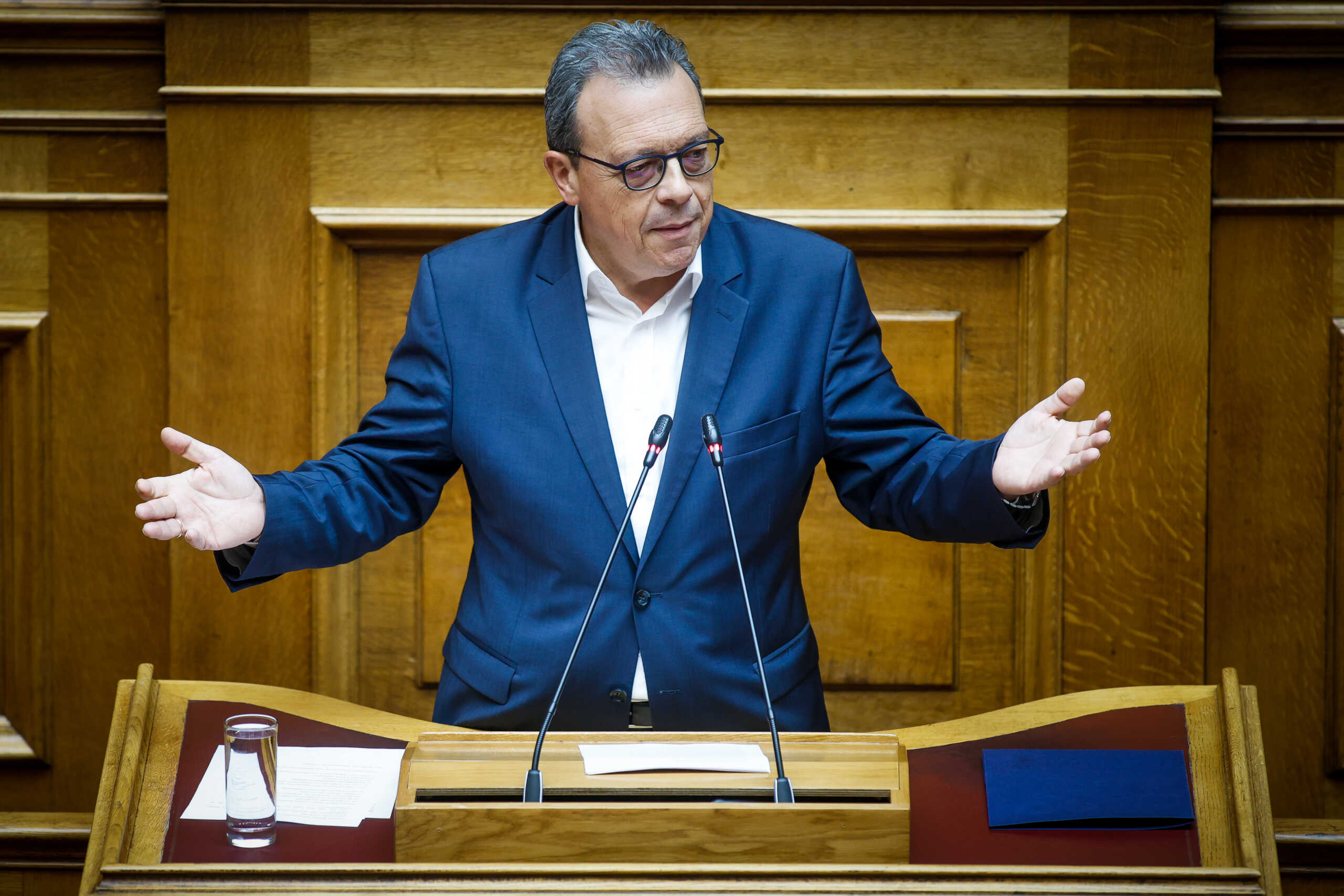 Συζήτηση στην Ολομέλεια της Βουλής για τις προτάσεις που κατέθεσαν για σύσταση προανακριτικών επιτροπών, σχετικά με τη σύμβαση "717" που αφορά τη "Σηματοδότηση σιδηροδρομικού άξονα Αθηνών - Προμαχώνα" και στρέφεται κατά τεσσάρων πρώην και νυν υπουργών του Κώστα Αχ. Καραμανλή, του Χρήστου Σπίρτζη, του Κωστή Χατζηδάκη και του Μιχάλη Χρυσοχοΐδη, Παρασκευή 24 Νοεμβρίου 2023. Οι δύο σχετικές προτάσεις είχαν κατατεθεί από ΣΥΡΙΖΑ - Προοδευτική Συμμαχία και ΠΑΣΟΚ - Κίνημα Αλλαγής. 
(ΓΙΩΡΓΟΣ ΚΟΝΤΑΡΙΝΗΣ