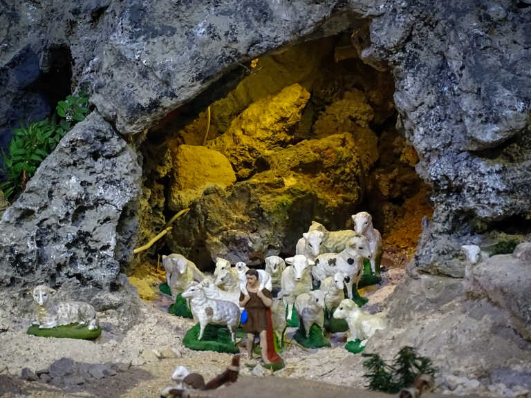 Ο Αχιλλέας Μπέος «βάφτισε» στάβλους τις χριστουγεννιάτικες φάτνες με τα ζωντανά ζώα στον Βόλο