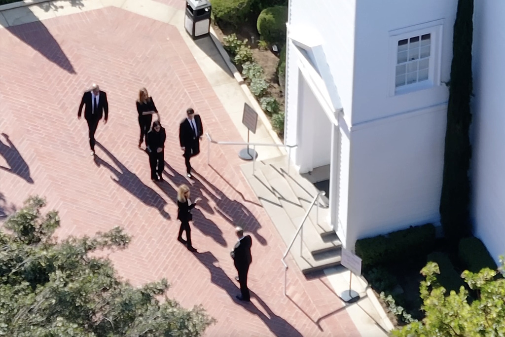 Μάθιου Πέρι: Τα «Φιλαράκια» τον συνόδευσαν στην τελευταία κατοικία του στην κηδεία στο Λος Άντζελες
