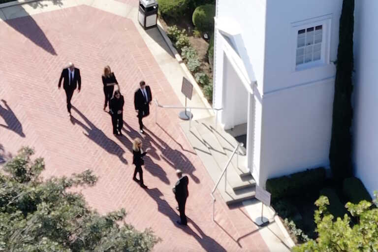 Τα «Φιλαράκια» συνόδευσαν τον Μάθιου Πέρι στην τελευταία κατοικία του στην κηδεία στο Λος Άντζελες