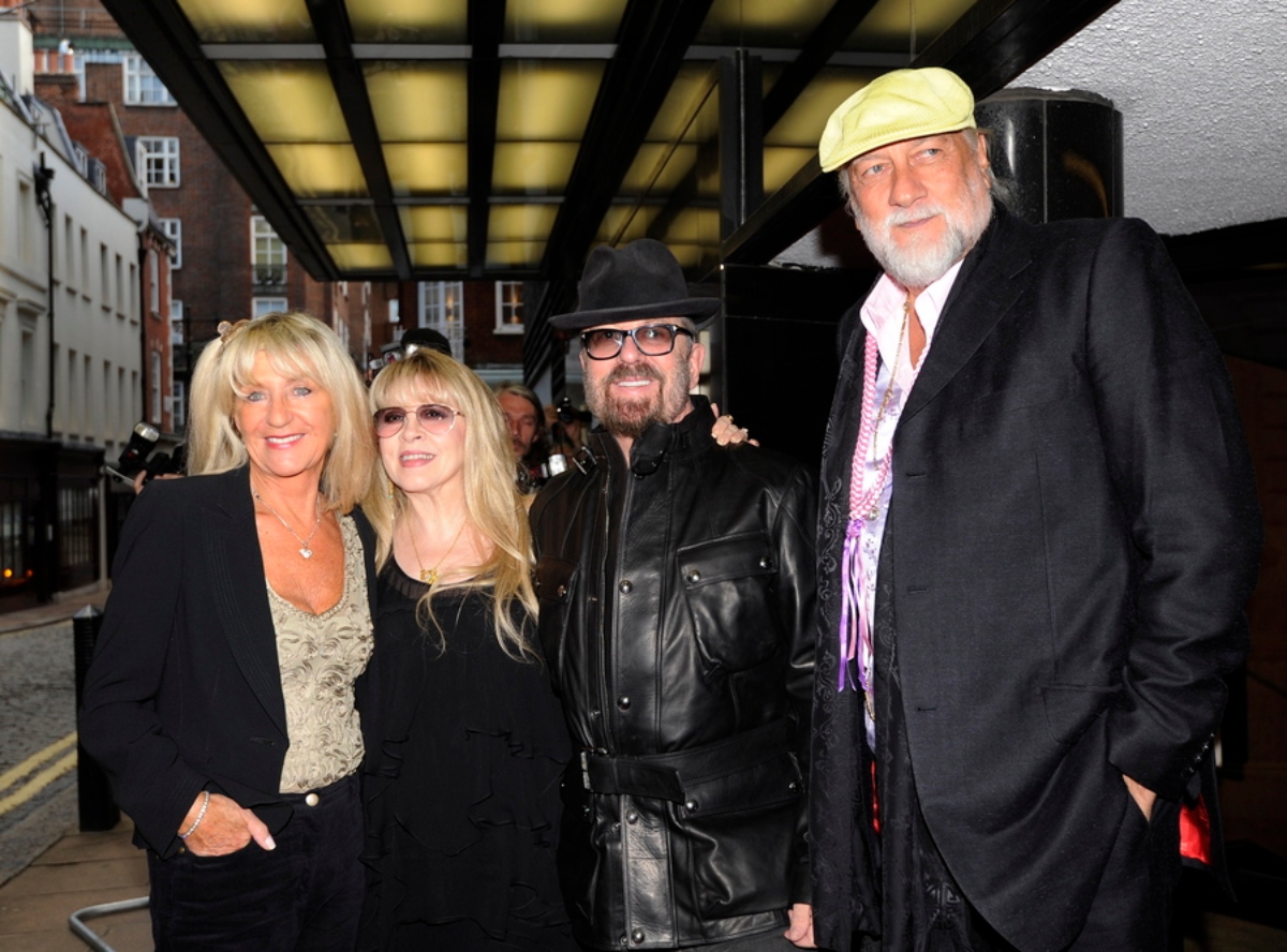 Fleetwood Mac: Πουλήθηκαν σε δημοπρασία αντικείμενα του θρυλικού συγκροτήματος – Ανάμεσά τους χρυσοί και πλατινένιοι δίσκοι