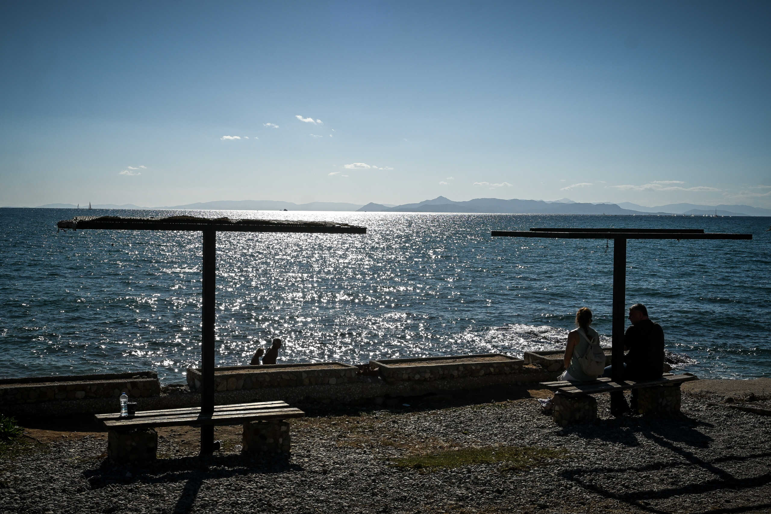 Παρόλο που βρισκόμαστε στον Νοέμβριο, η θερμοκρασία θυμίζει ακόμη καλοκαίρι. Πολύς ο κόσμος στην παραλία του Φλοίσβου,για μπάνιο ή για βόλτα στην λιακάδα, Κυριακή 5 Νοεμβρίου 2023  (ΤΑΤΙΑΝΑ ΜΠΟΛΑΡΗ