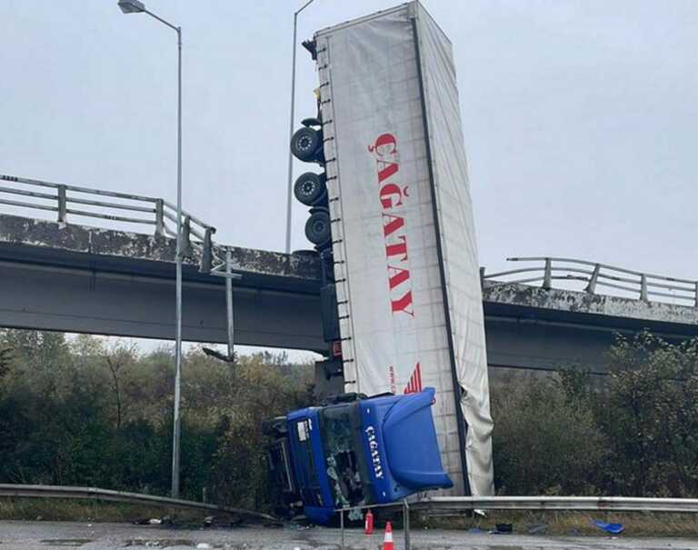Έτσι σώθηκε ο οδηγός μετά την πτώση του φορτηγού από γέφυρα στη Θεσσαλονίκη - Νέες εικόνες