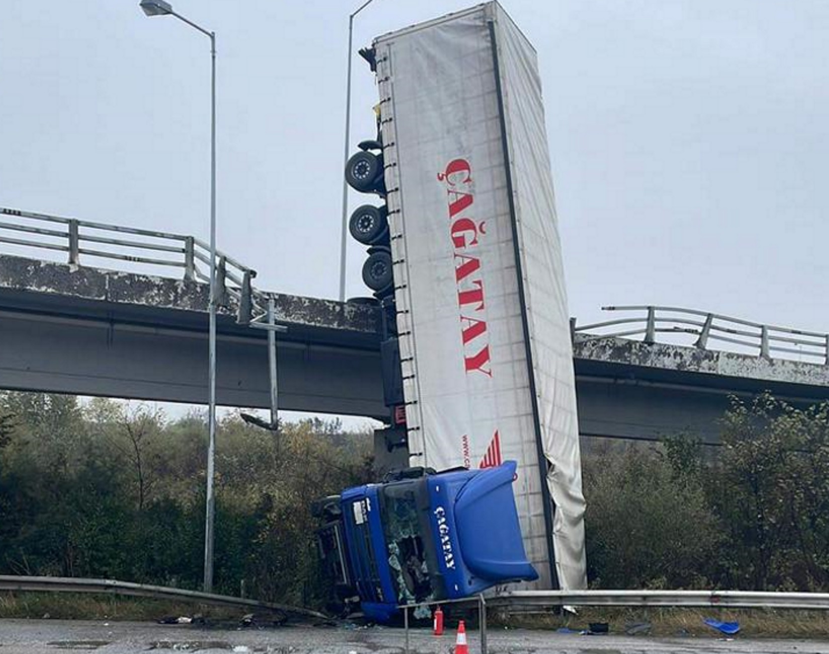 Θεσσαλονίκη: Απεγκλωβίστηκε μόνος ο οδηγός μετά την πτώση του φορτηγού από γέφυρα