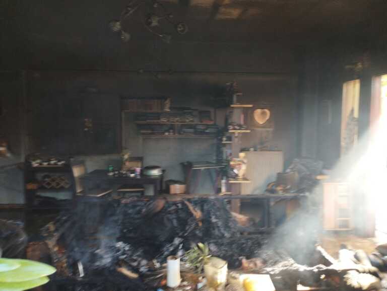 Εικόνες και νέα στοιχεία για τη φωτιά με νεκρό ζευγάρι σε σπίτι στα Χανιά - Στο σαλόνι η «παγίδα» θανάτου