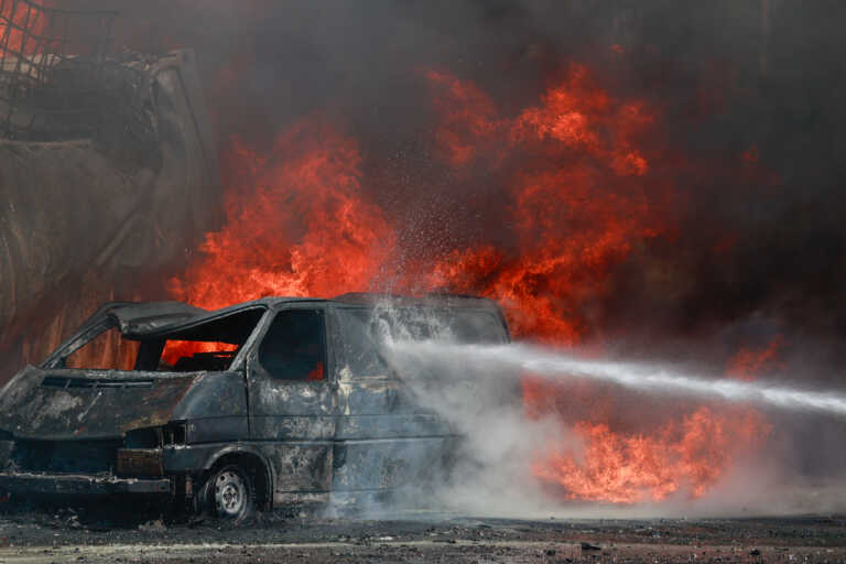 Με εγκαύματα σε χέρια και πόδια οδηγός στη Θεσσαλονίκη από φωτιά που έκανε στάχτη αυτοκίνητο