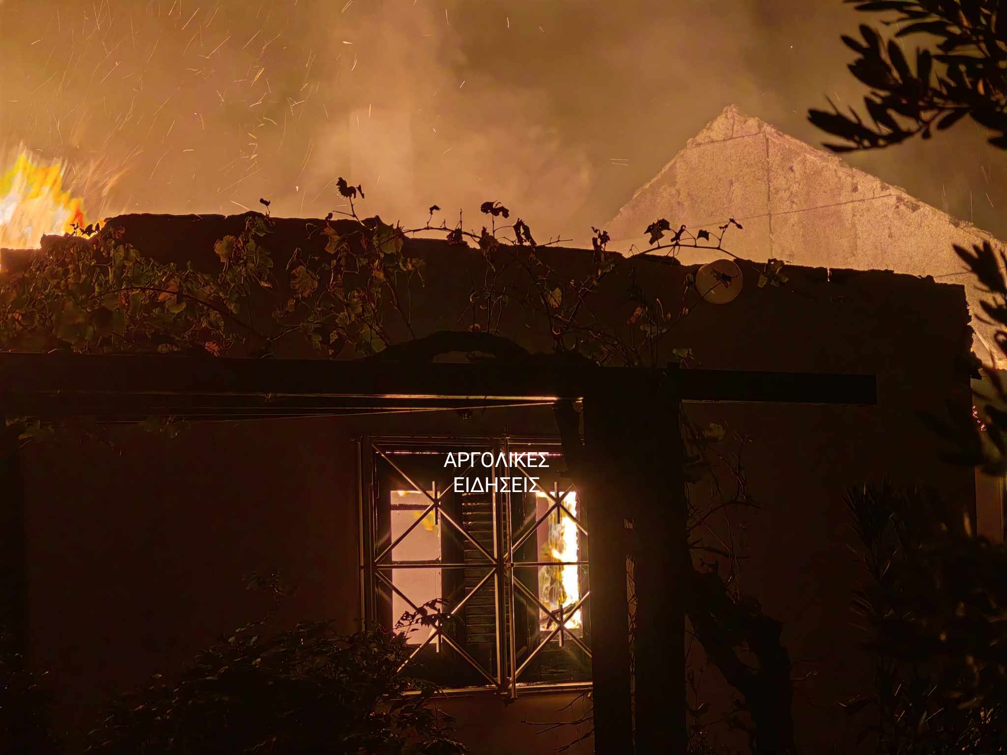 Ναύπλιο: Απόκοσμες εικόνες από φωτιά σε εξοχικό σπίτι – Ολική η καταστροφή του