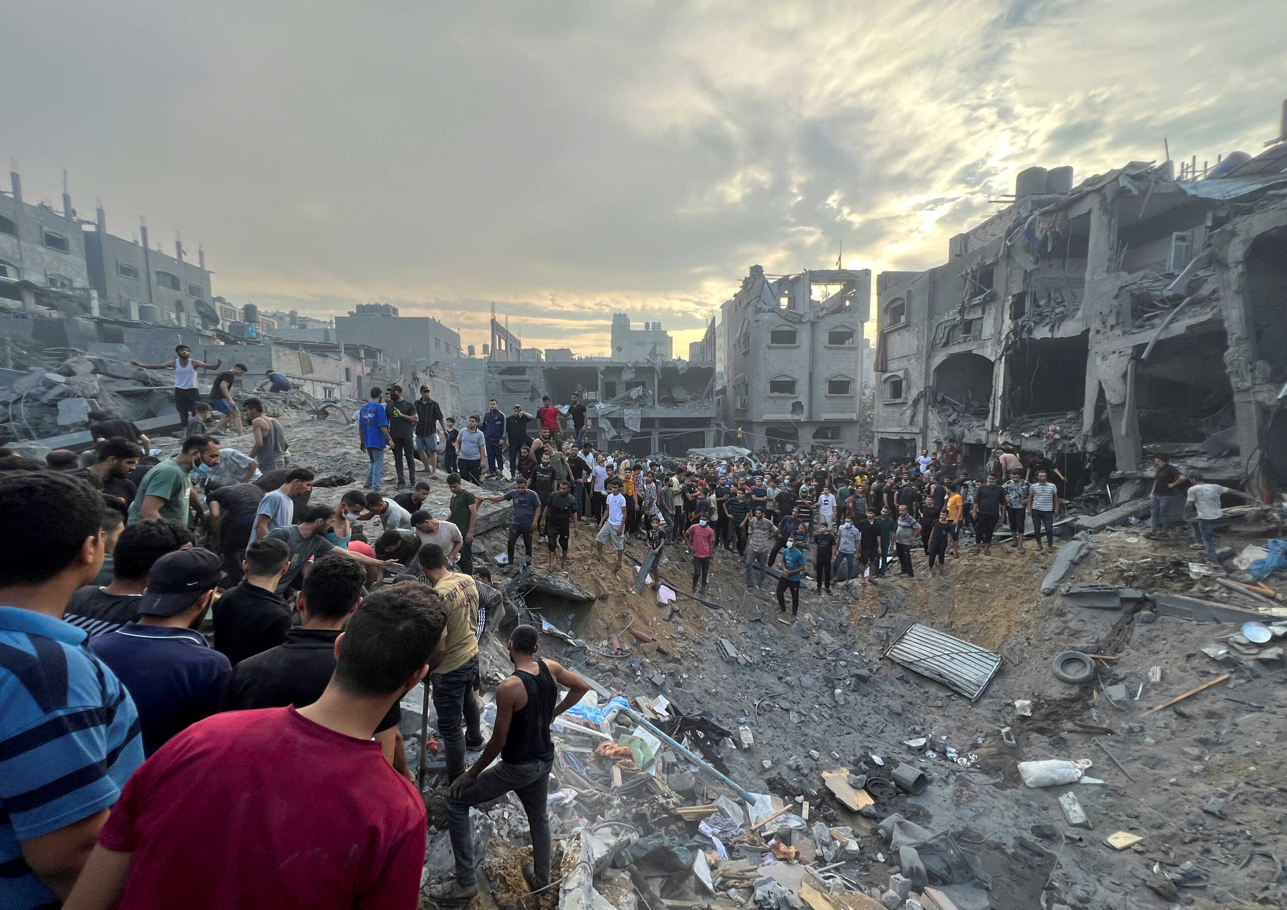 Palestinians search for casualties at the site of Israeli strikes on houses in Jabalia refugee camp in the northern Gaza Strip, October 31, 2023. REUTERS