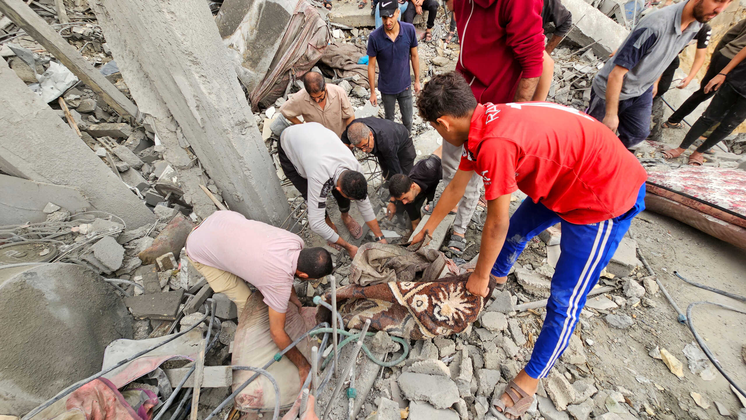 Palestinians search through the rubble at the site of Israeli strikes on houses in Jabalia refugee camp, in northern Gaza, November 14, 2023. REUTERS