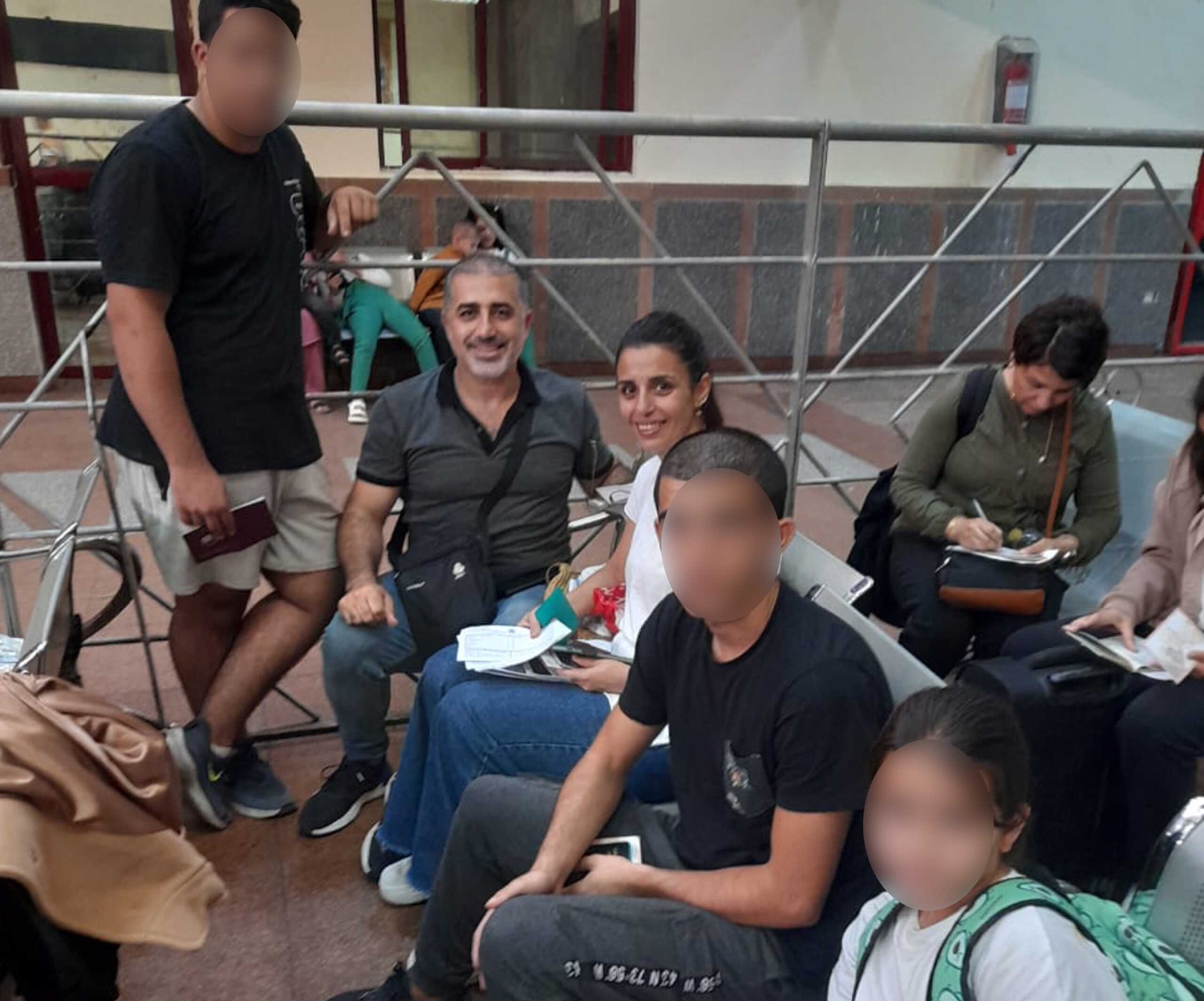 Κατόπιν ενεργειών του Υπουργείου Εξωτερικών, οικογένεια επτά ατόμων που διέμενε στο Μοναστήρι του Αγίου Πορφυρίου στην πόλη της Γάζας, διήλθε σήμερα από τη Γάζα στην Αίγυπτο, μέσω της συνοριακής διάβασης της Ράφα. Οι πέντε Έλληνες πολίτες και οι συγγενείς τους βρίσκονται πλέον στην Αίγυπτο και θα προγραμματιστεί η μετάβασή τους στην Ελλάδα στο αμέσως προσεχές διάστημα.
(ΓΡΑΦΕΙΟ ΤΥΠΟΥ ΥΠΟΥΡΓΕΙΟΥ ΕΞΩΤΕΡΙΚΩΝ