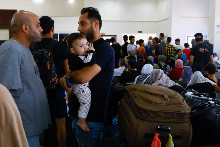 Εκατοντάδες ξένοι υπήκοοι πέρασαν μέσω της Ράφα από τη Γάζα στην Αίγυπτο σήμερα