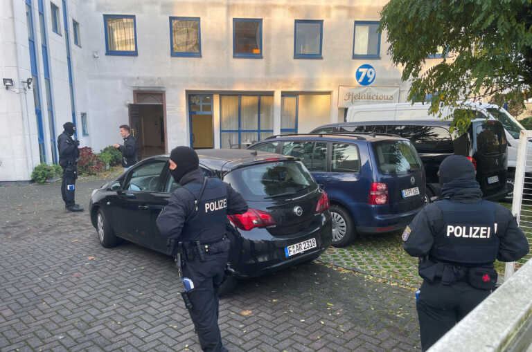 Έφοδοι της αστυνομίας και 17 συλλήψεις στη Βαυαρία για αντισημιτικά σχόλια στα social media