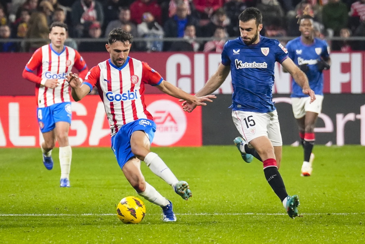 epa10998306 Girona's midfielder Ivan Martin (L) in action against Athletic Bilbao's defender Inigo Lekue (R) during the Spanish LaLiga soccer match between Girona FC and Athletic Club, in Girona, Spain, 27 November 2023.  EPA