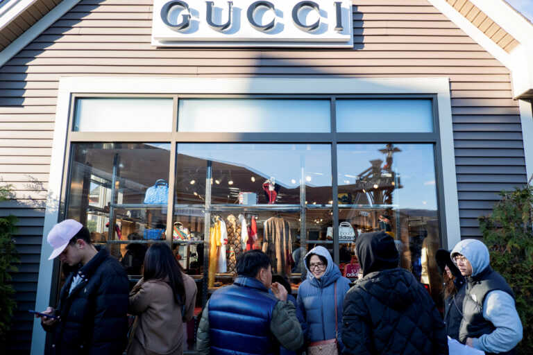 Στάση εργασίας και διαμαρτυρία εργαζομένων στον οίκο Gucci με σύνθημα: «Οι απολύσεις βρίσκονται στη μόδα»