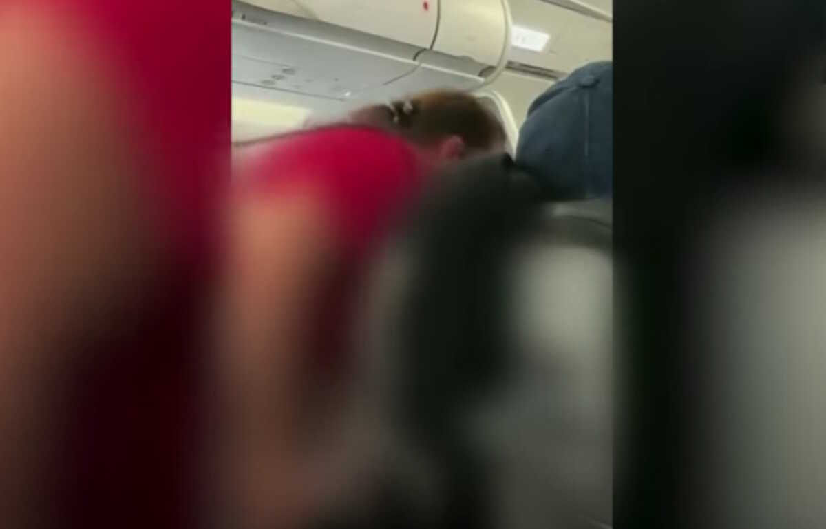 Χάος σε πτήση: Γυναίκα προσπάθησε να κάνει την ανάγκη της στο διάδρομο του αεροπλάνου