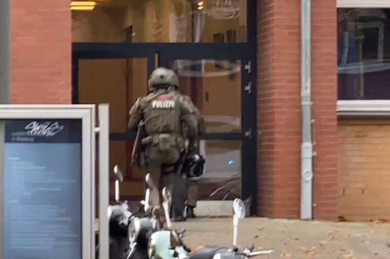 Συναγερμός σε σχολείο στο Αμβούργο - Ταμπουρωμένοι 2 οπλισμένοι άνδρες, πιθανότατα είναι μαθητές