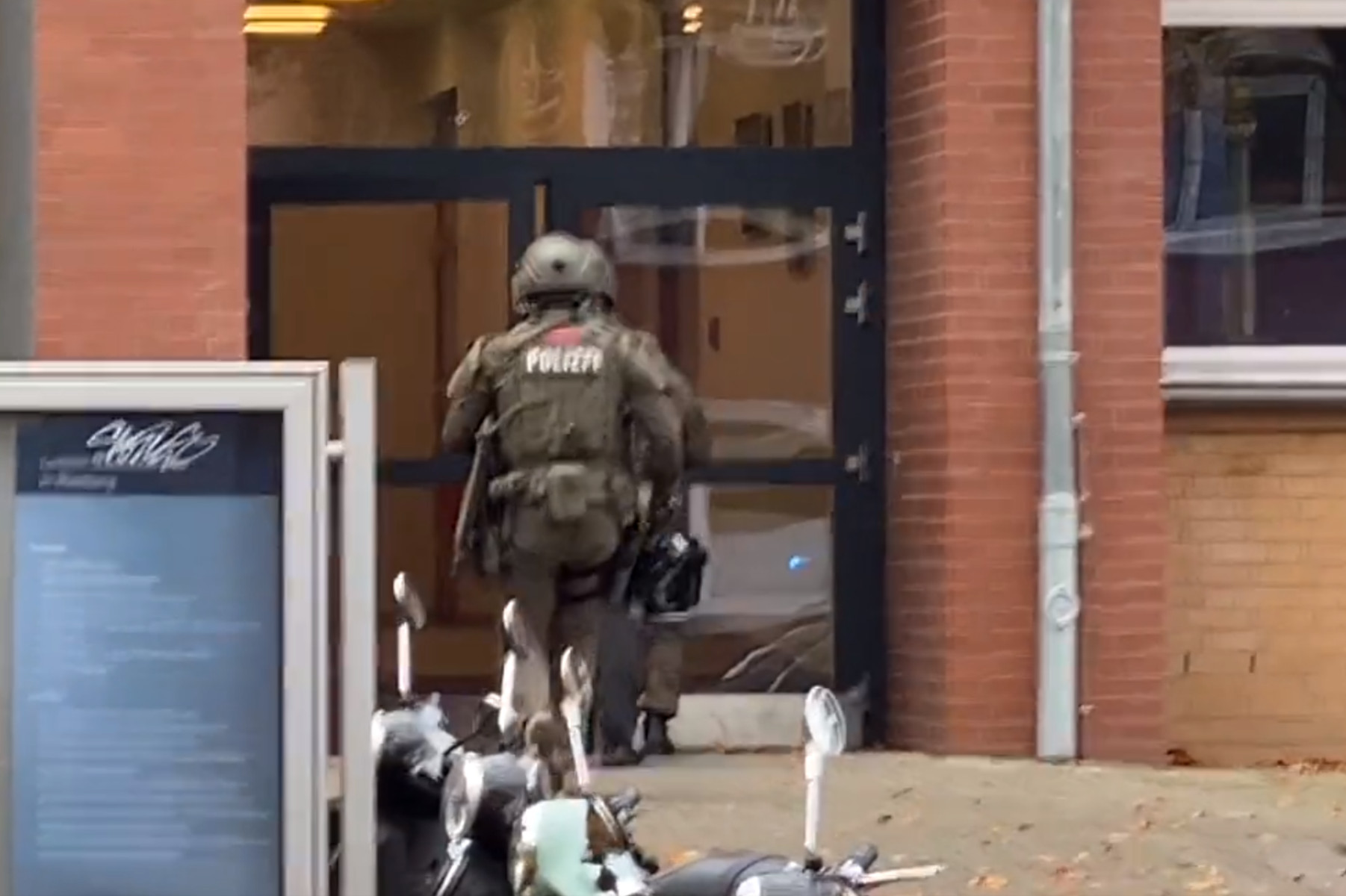 Αμβούργο: Συναγερμός σε σχολείο – Ταμπουρωμένοι 2 οπλισμένοι άνδρες, πιθανότατα είναι μαθητές