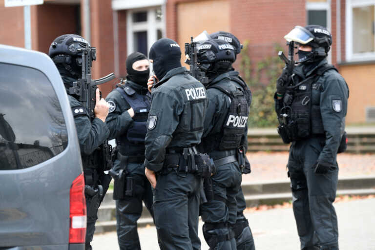 Άφαντοι οι ανήλικοι που μπούκαραν με όπλο στο σχολείο στο Αμβούργο - Ολοκληρώθηκαν οι έρευνες, εγκατέλειψαν τον χώρο 1.150 μαθητές